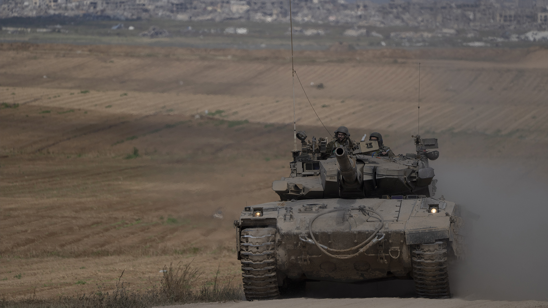 Des soldats israéliens se déplacent sur le toit d'un char près de la frontière entre Israël et Gaza, vu du sud d'Israël, mardi 9 avril 2024. 