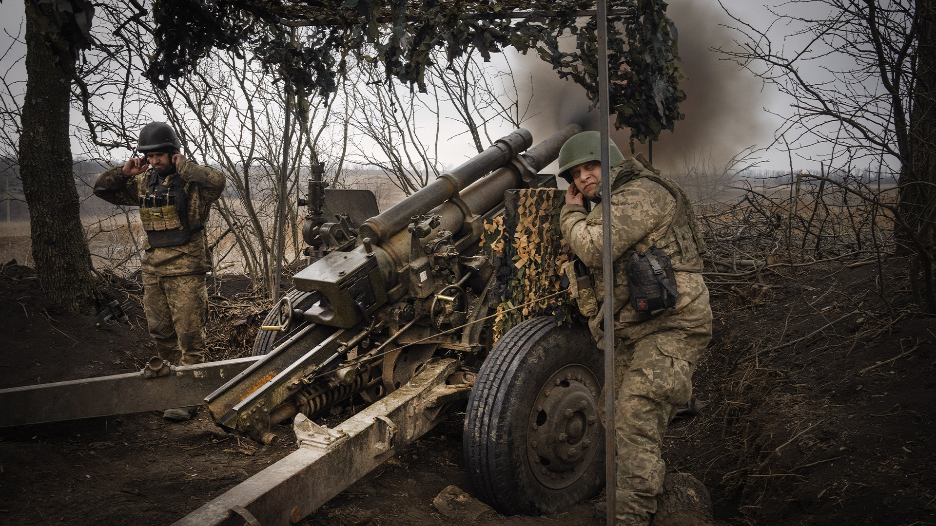 Des soldats ukrainiens de la 71e Brigade Jaeger tirent un obusier M101 vers des positions russes sur la ligne de front, près d'Avdiivka, dans la région de Donetsk, en Ukraine, le vendredi 22 mars 2024. 