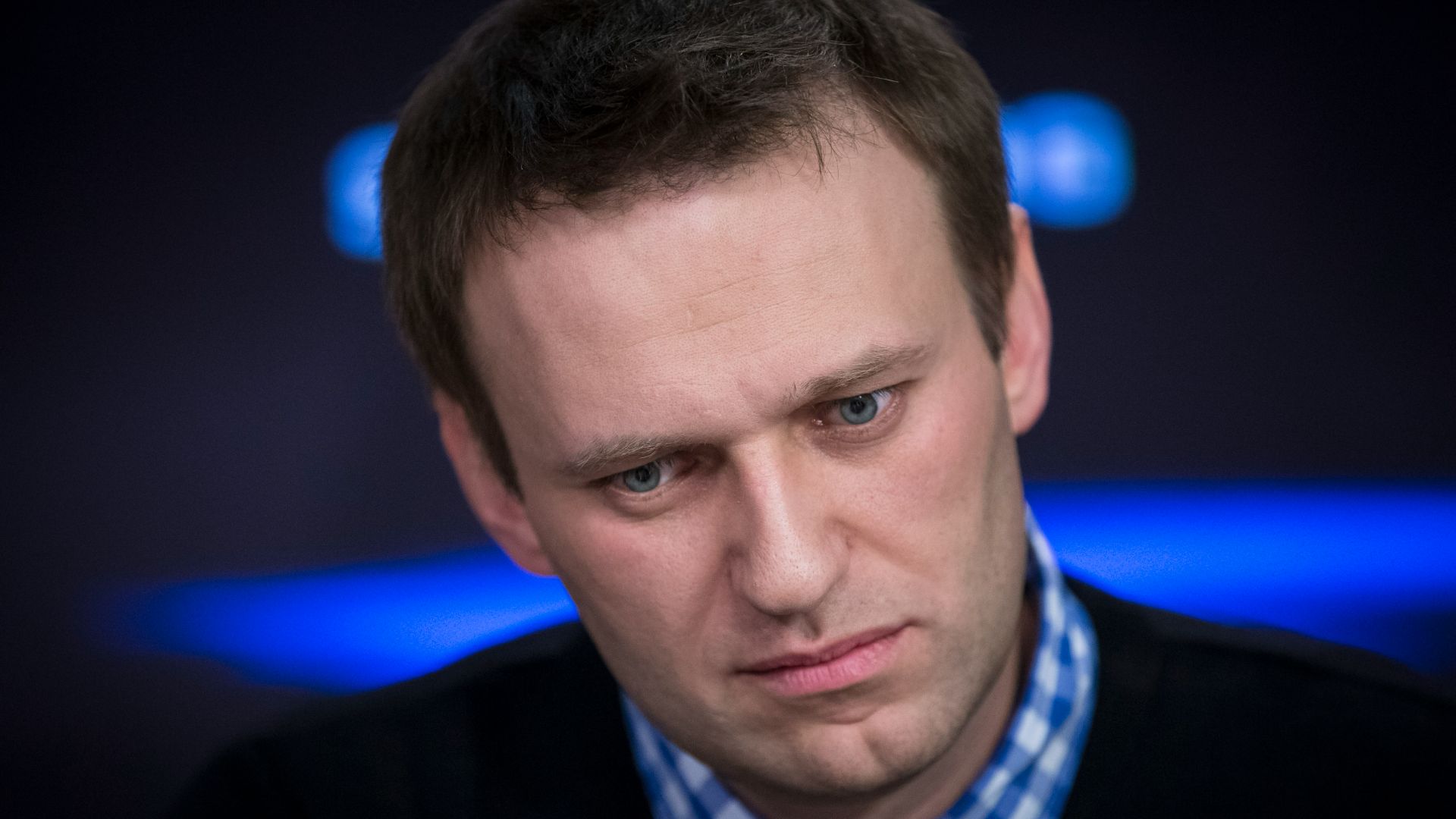 Le chef de l'opposition russe, Alexeï Navalny, écoute une question durant une entrevue pour la radio indépendante l'Écho de Moscou, le 8 avril 2013 à Moscou.
