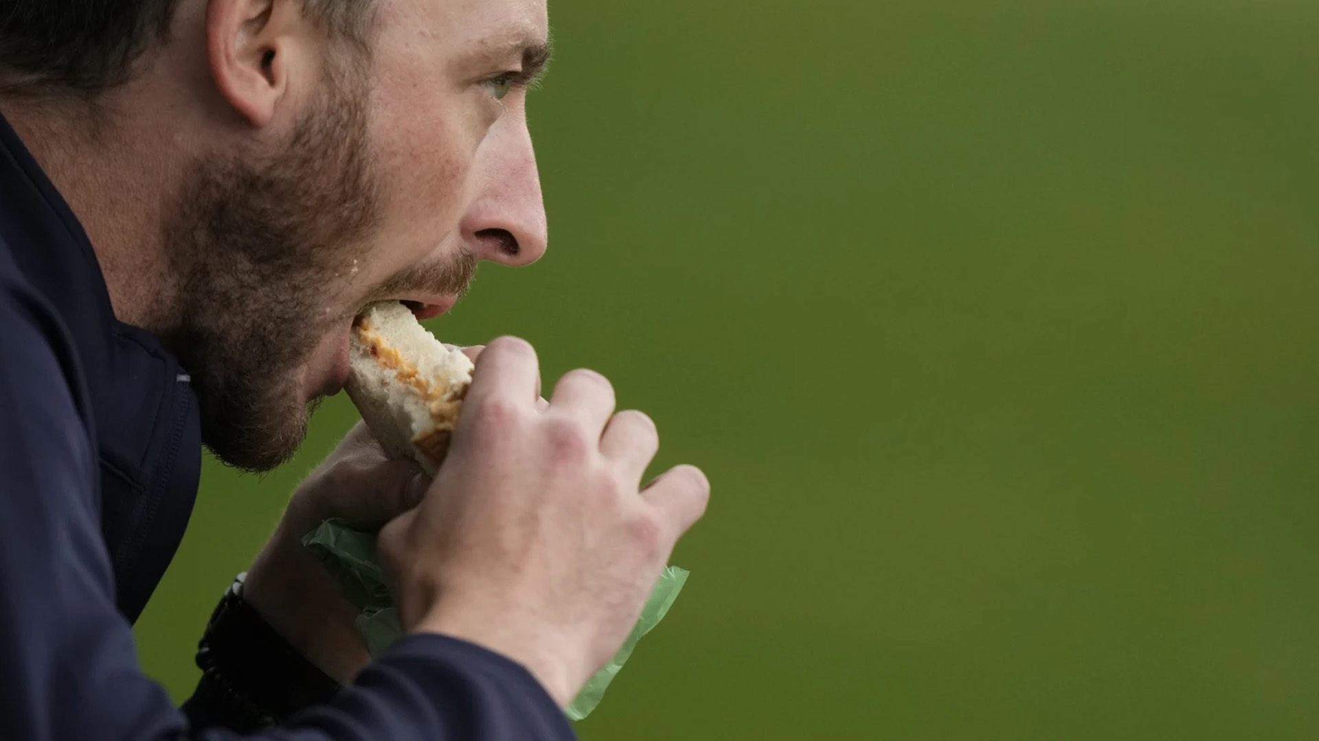 Un client mange un sandwich au piment pendant un tour d'entraînement en préparation du tournoi de golf Masters à l'Augusta National Golf Club mardi 9 avril 2024, à Augusta.