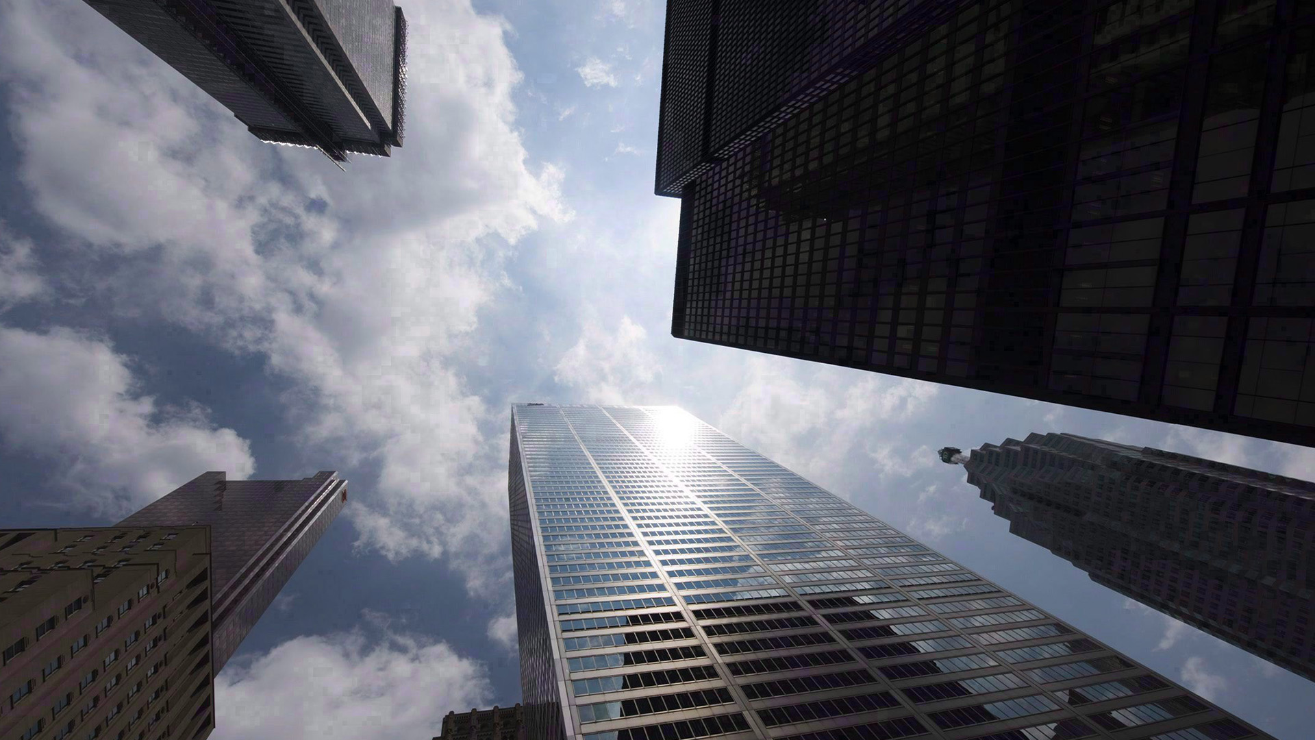 Les tours bancaires sont présentées depuis Bay Street, dans le quartier financier de Toronto, le mercredi 16 juin 2010.