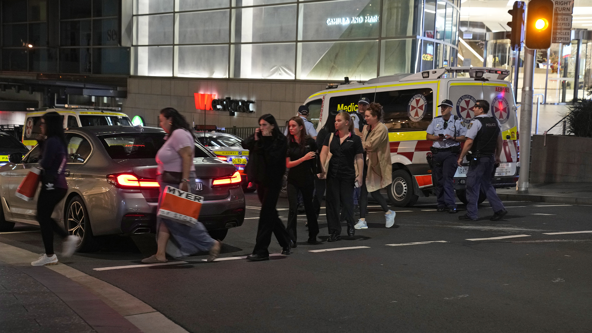 Des personnes sont conduites hors du centre commercial Westfield où plusieurs personnes ont été poignardées à Sydney, le samedi 13 avril 2024.