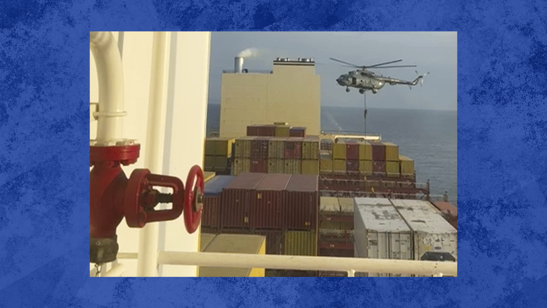 Cette image tirée d'une vidéo fournie à l'Associated Press par un responsable de la défense du Moyen-Orient montre un raid d'hélicoptères visant un navire près du détroit d'Ormuz, le samedi 13 avril 2024.