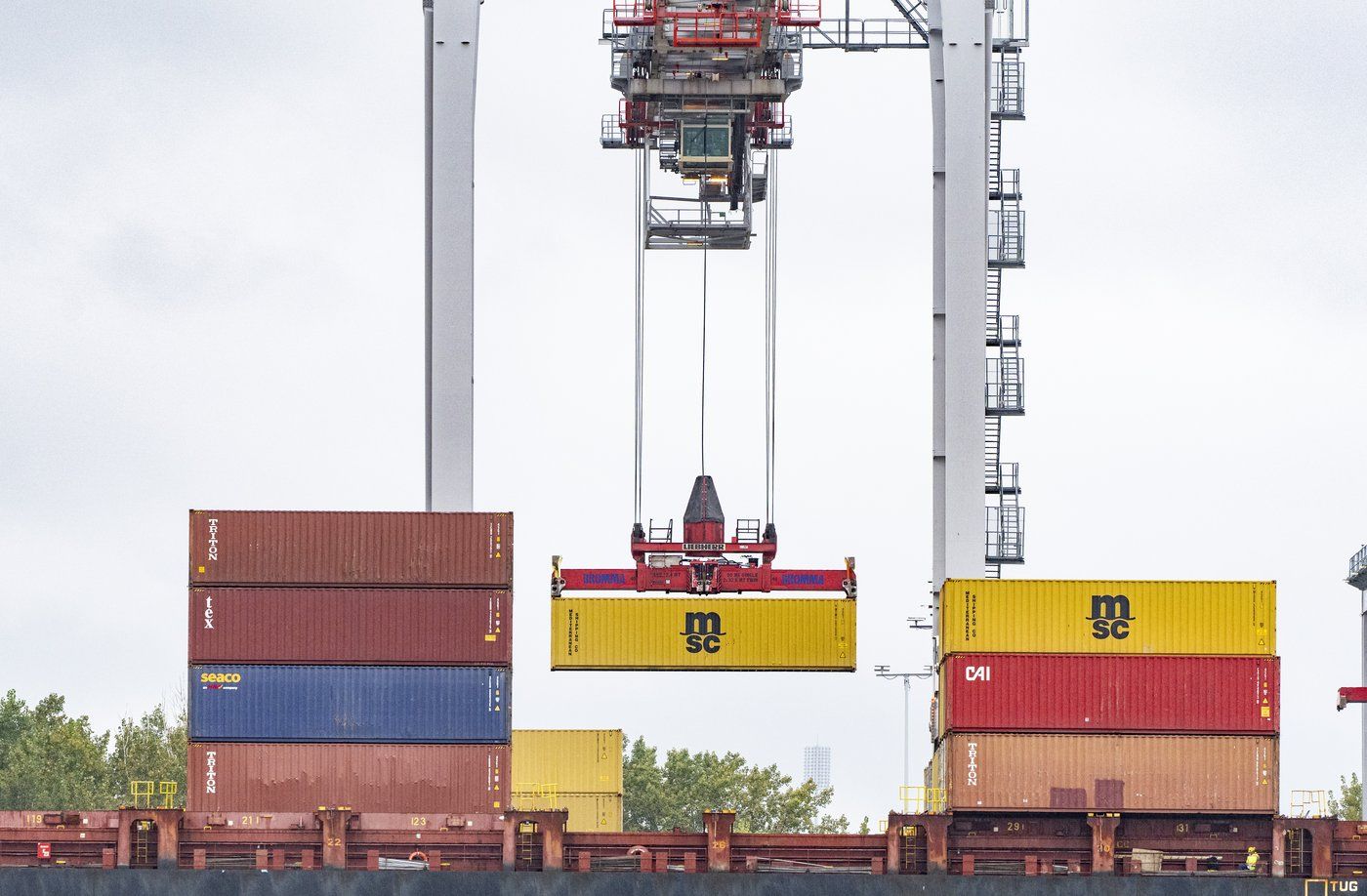 Un conteneur est transporté vers un cargo dans le port de Montréal, le 19 septembre 2023. D