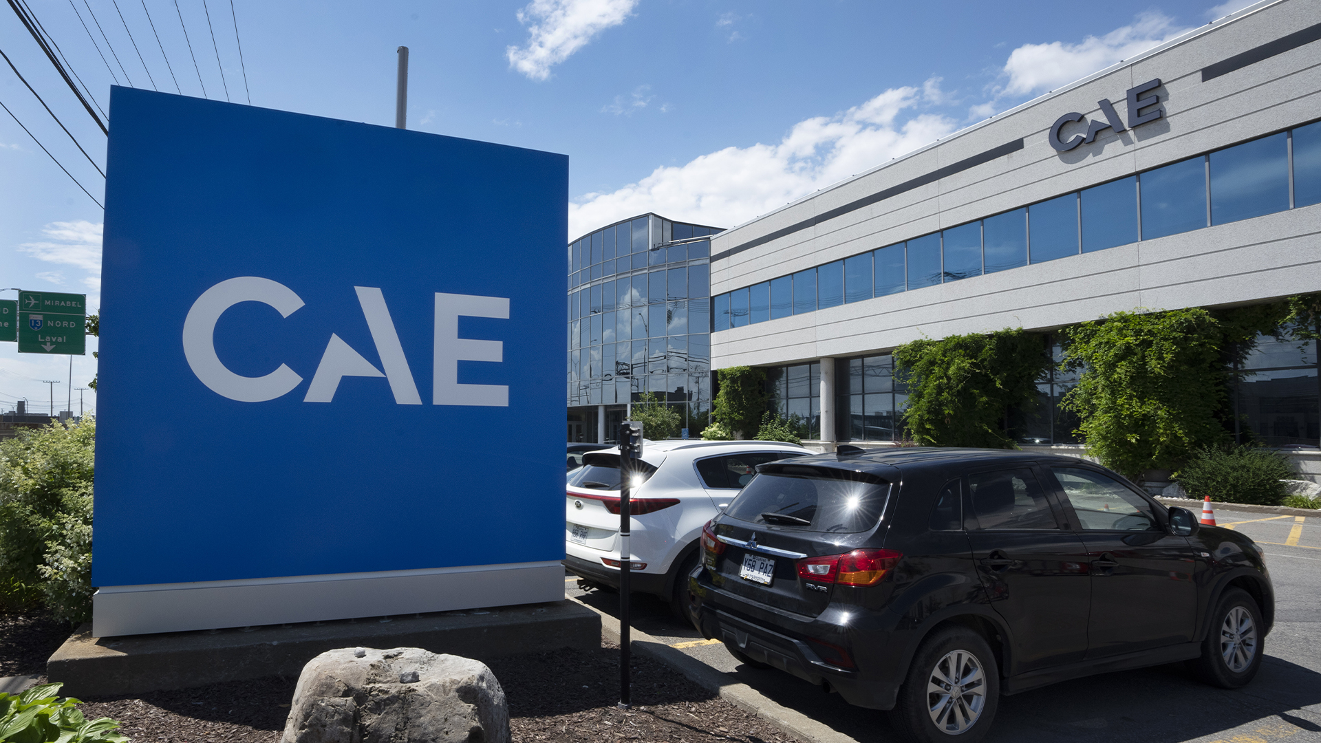 Le logo de CAE est vu devant l'usine de l'entreprise d'aérospatiale, le jeudi 21 juillet 2022, à Montréal.