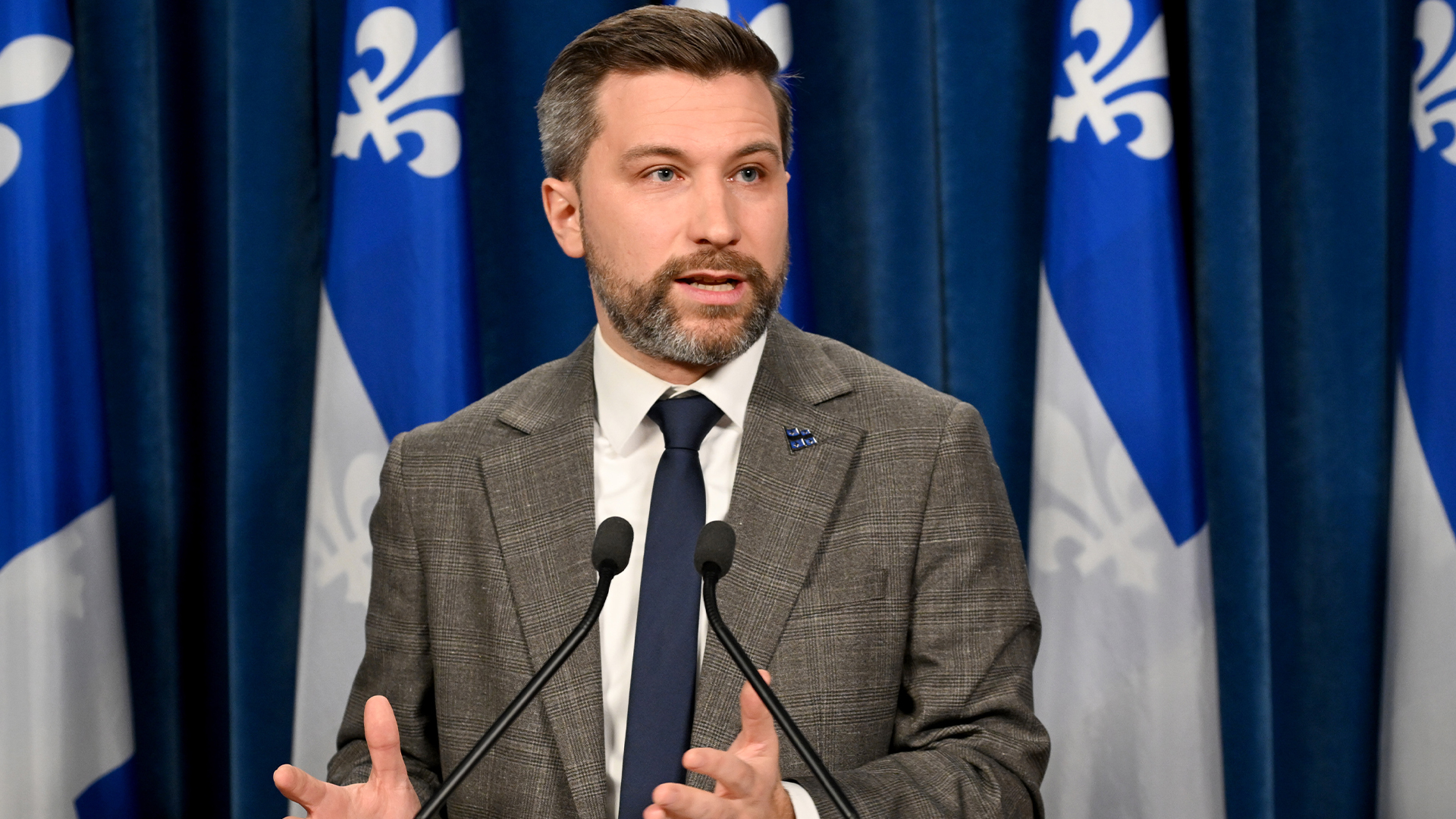 Le chef parlementaire de Québec solidaire (QS), Gabriel Nadeau-Dubois, prend la parole en conférence de presse, le mardi 13 février 2024, à l'Assemblée nationale du Québec. 
