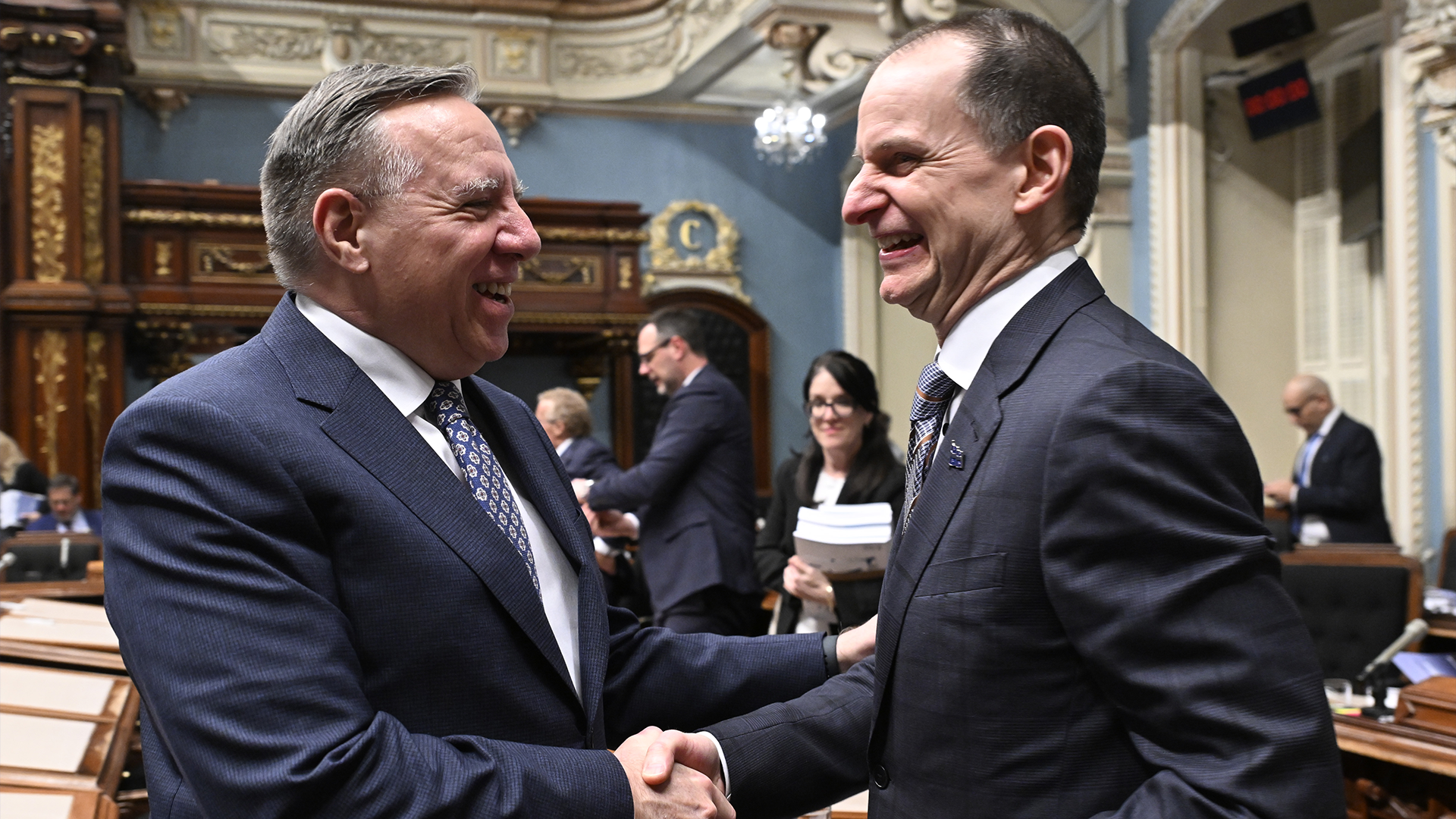 Le ministre des Finances du Québec, Éric Girard, est félicité par le premier ministre du Québec, François Legault, après avoir présenté son budget provincial, à l'Assemblée législative de Québec, le mardi 12 mars 2024.