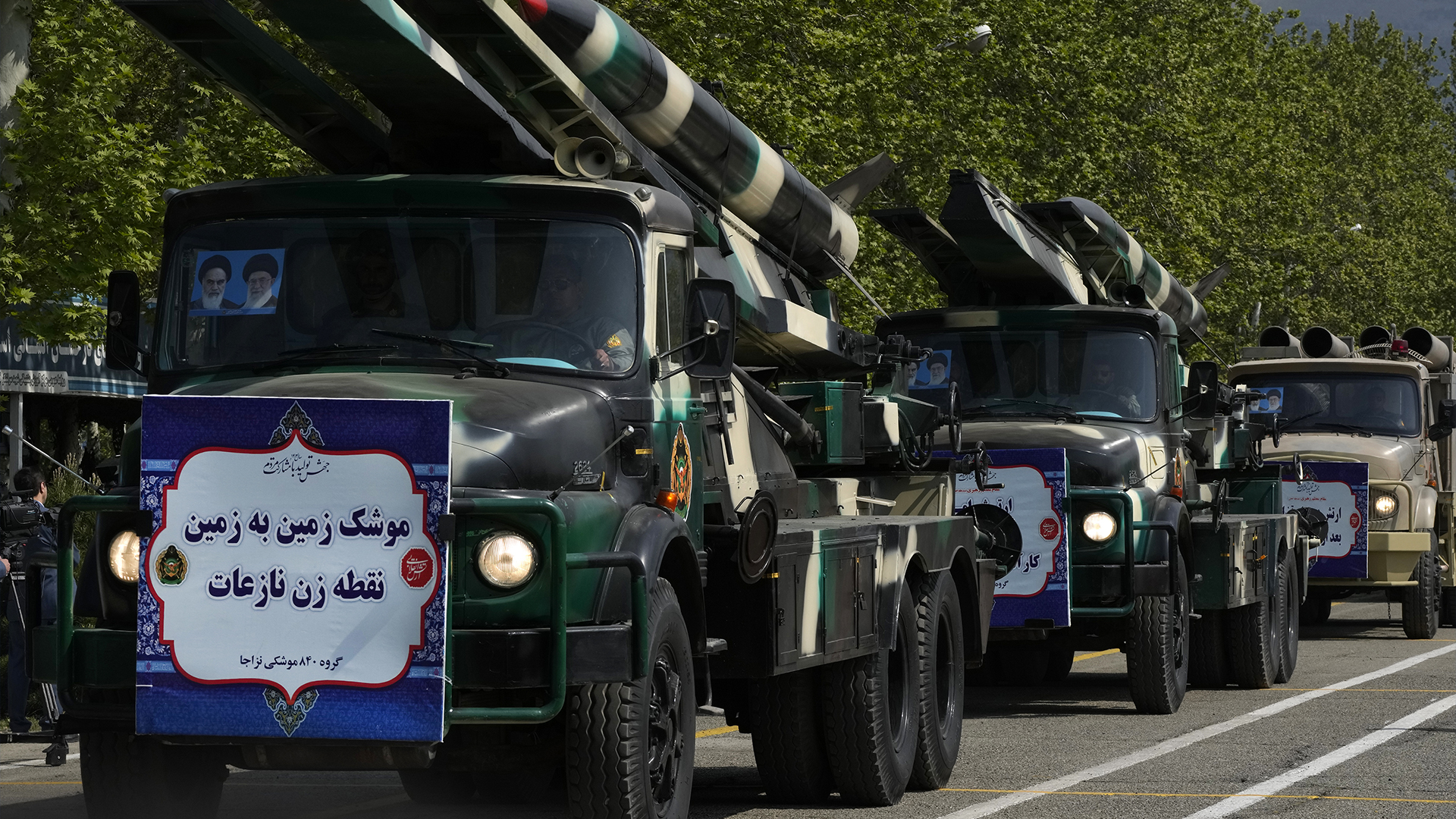 Des missiles sont transportés sur des camions lors du défilé de la Journée de l'armée dans une base militaire au nord de Téhéran, Iran, mercredi 17 avril 2024. Lors du défilé, le président Ebrahim Raisi a averti que la "plus petite invasion" d'Israël entraînerait une réponse "massive et sévère", alors que la région se prépare à d'éventuelles représailles israéliennes après l'attaque de l'Iran au cours du week-end. La banderole sur le camion indique en farsi : «Missile de précision surface-surface Nazeat». 