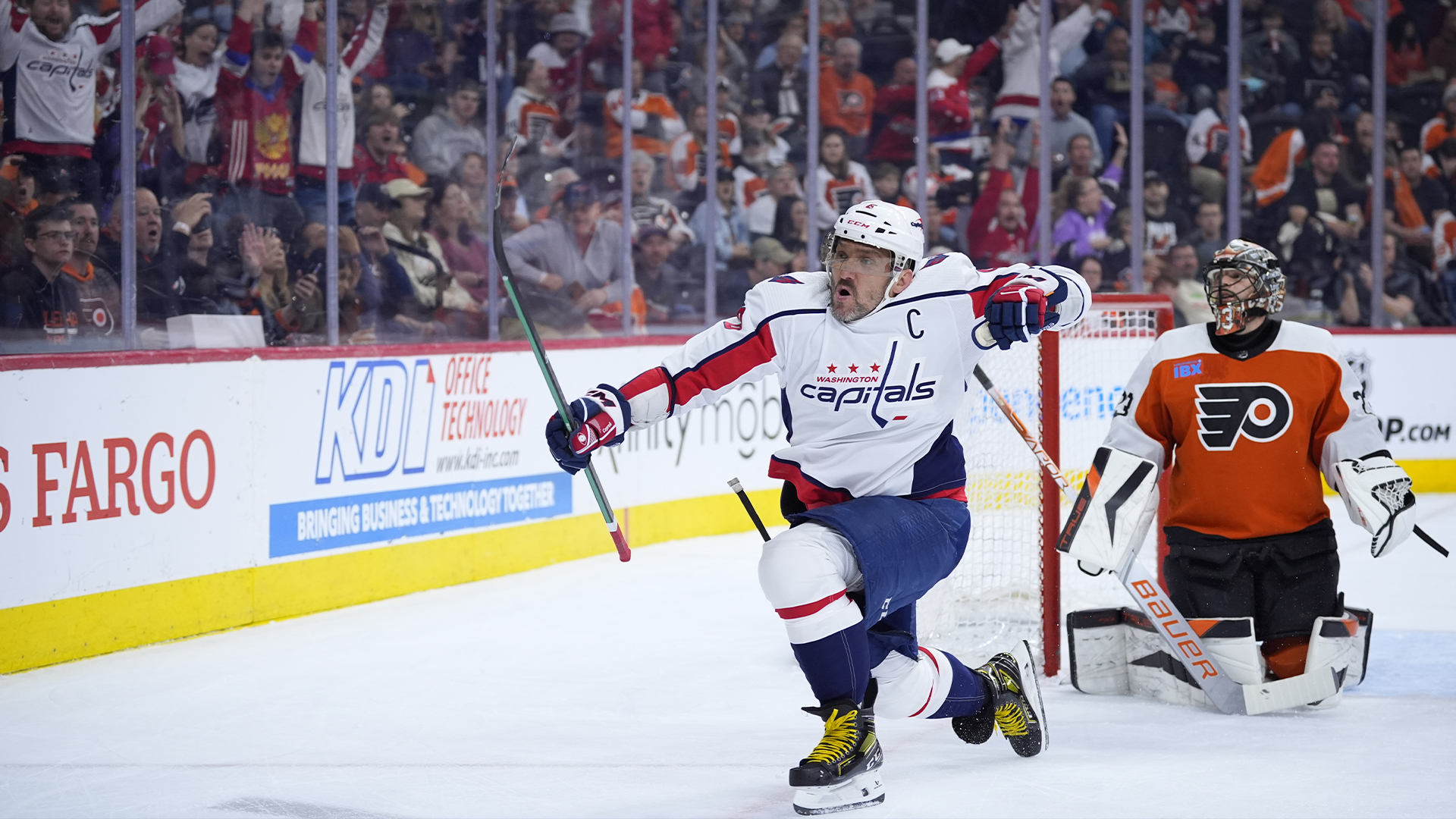 Alex Ovechkin, des Washington Capitals, célèbre son but lors d'un match de hockey de la NHL, mardi 16 avril 2024, à Philadelphie. 