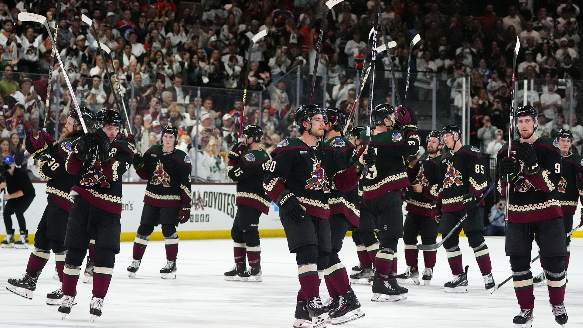 Les joueurs des Coyotes de l'Arizona saluent la foule à leur dernier match au Mullett Arena, le 17 avril 2024.