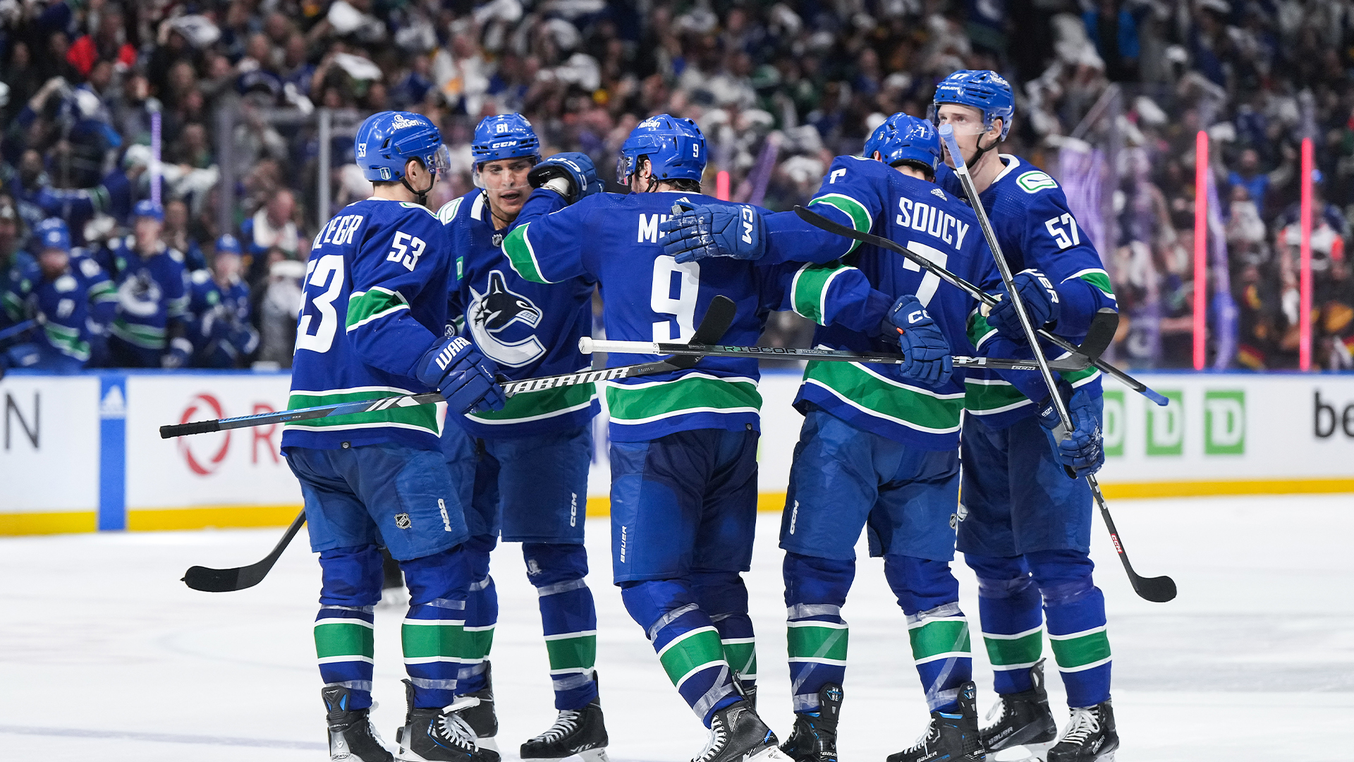 Teddy Blueger, Dakota Joshua, J.T. des Canucks de Vancouver Miller, Carson Soucy et Tyler Myers célèbrent le deuxième but de Joshua contre les Predators de Nashville lors de la troisième période du premier match d'une série éliminatoire de premier tour de la Coupe Stanley de hockey de la LNH, à Vancouver, le dimanche 21 avril 2024. Teddy Blueger, Dakota Joshua, J.T. des Canucks de Vancouver Miller, Carson Soucy et Tyler Myers célèbrent le deuxième but de Joshua contre les Predators de Nashville lors de la troisième période du premier match d'une série éliminatoire de premier tour de la Coupe Stanley de hockey de la LNH, à Vancouver, le dimanche 21 avril 2024. 