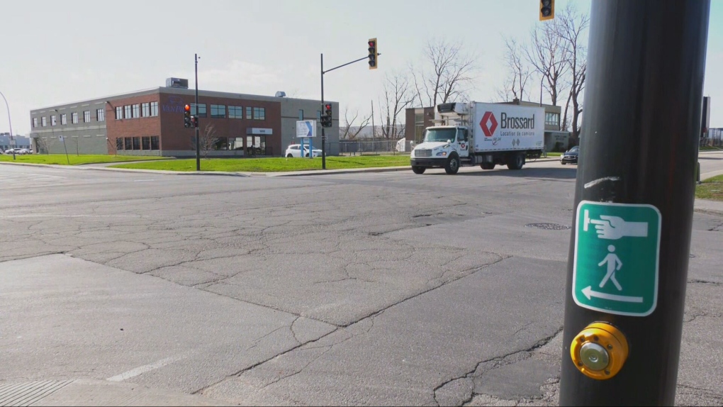 La police est à la recherche d'un suspect après qu'un agent a été blessé lorsqu'une personne s'est enfuie et a percuté une voiture de police à Dorval.