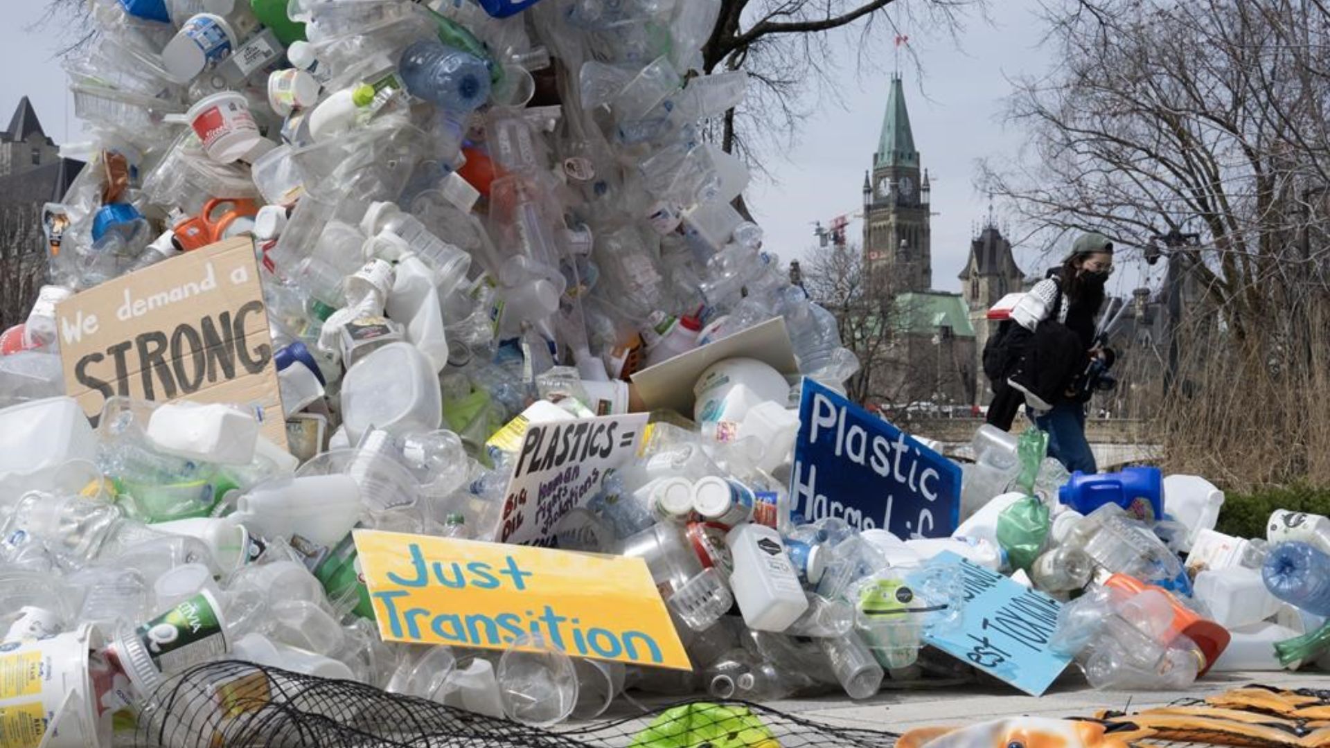 Le ministre de l'Environnement, Steven Guilbeault, a dit mardi que le traité ne serait pas assez ambitieux s'il n'incluait pas certaines limites à la production de plastique.