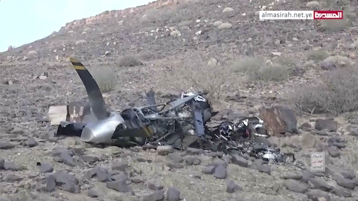 Cette capture d'écran d'une vidéo fournie par ALMasirah TV montre les débris d'un drone au Yemen, le samedi 27 avril 2024. 