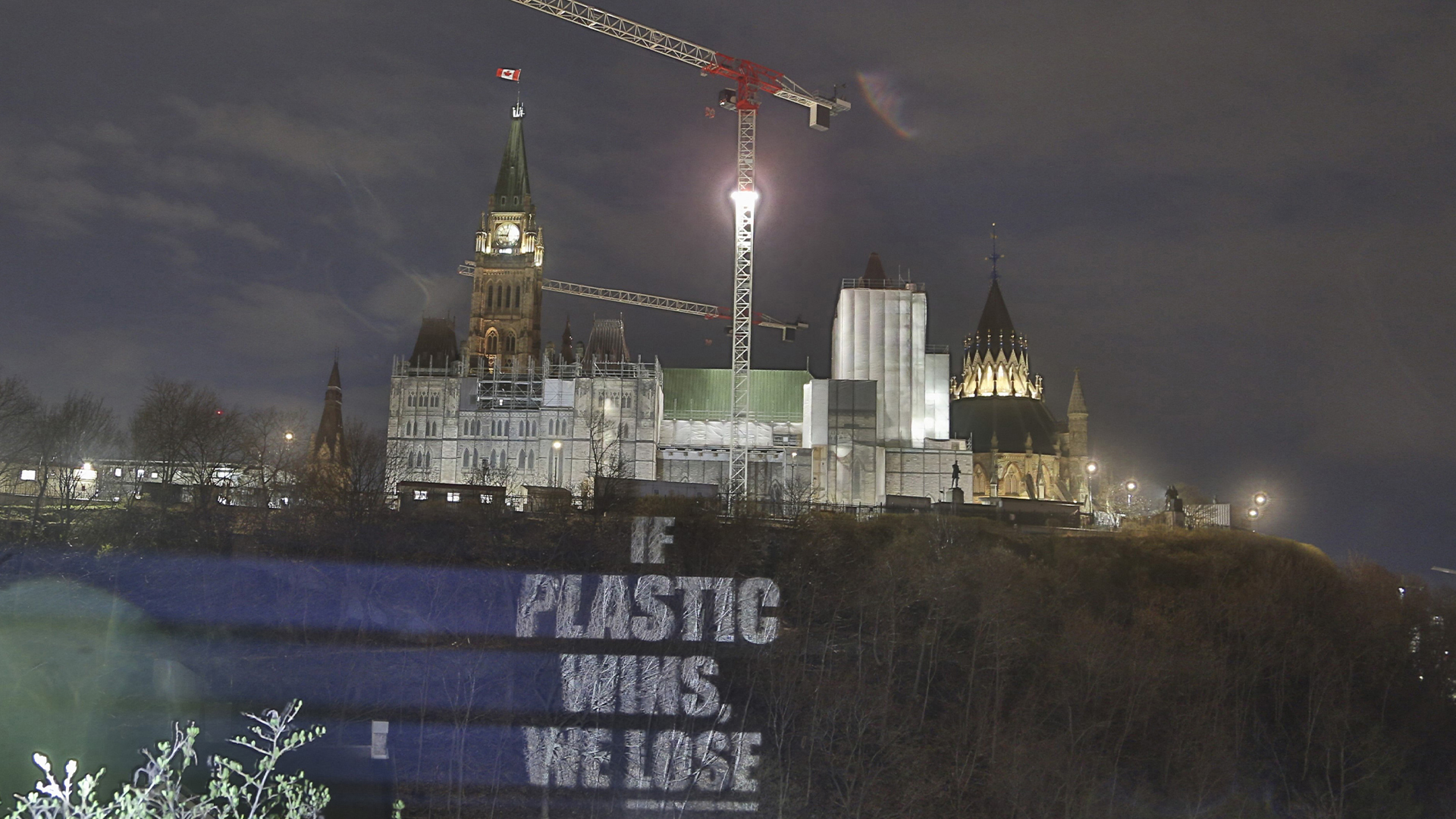 «Si le plastique gagne, nous perdons» est projeté sur la colline du Parlement à Ottawa (Ontario) le 21 avril 2024 par Oceana Canada et EarthDay.org.