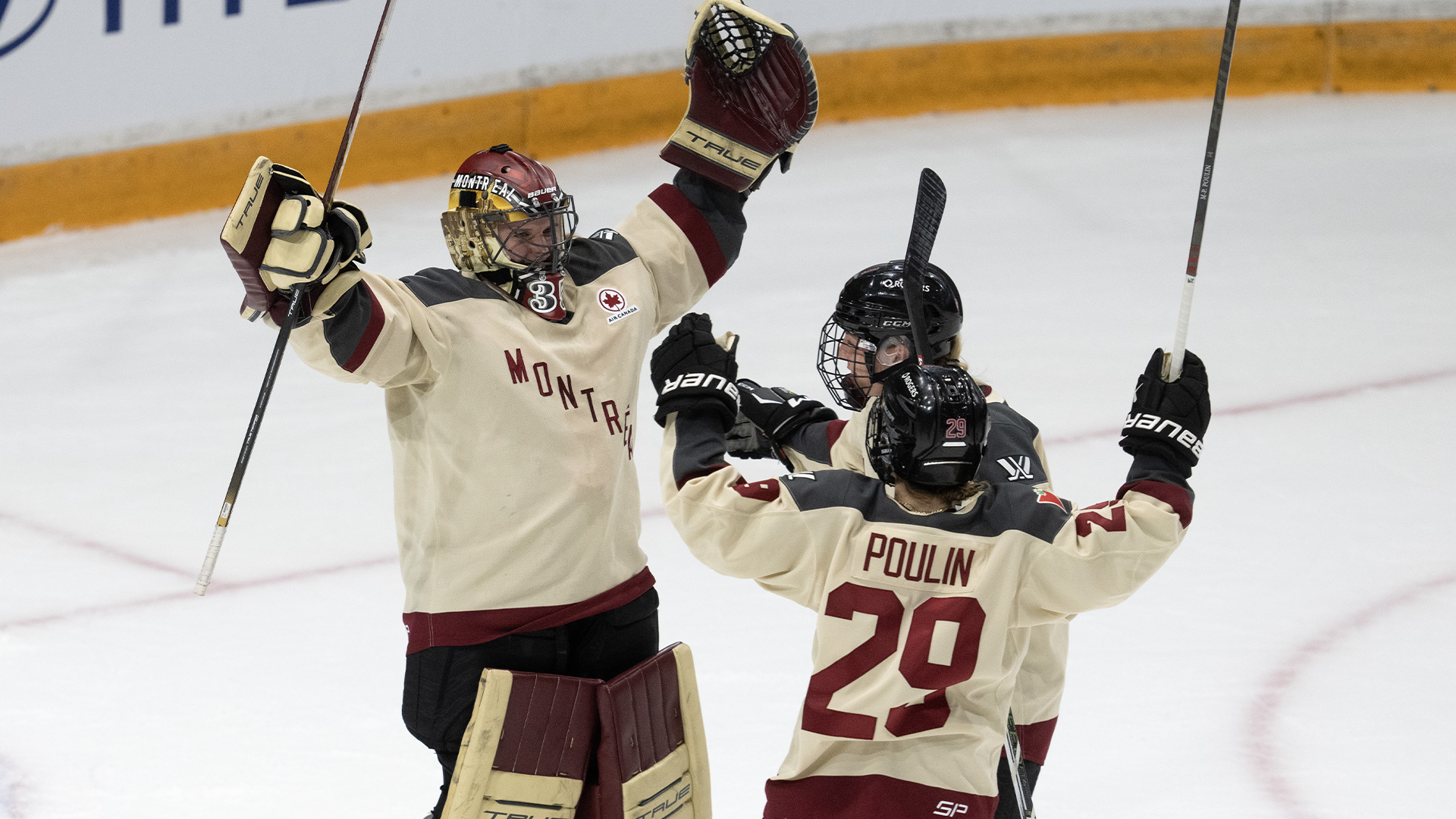 La gardienne de but de Montréal Ann-Renee Desbiens célèbre avec ses coéquipières Kati Tabin et  Marie-Philip Poulin à la fin de la troisième période de la PWHL contre Ottawa, le samedi 27 avril 2024 à Ottawa.