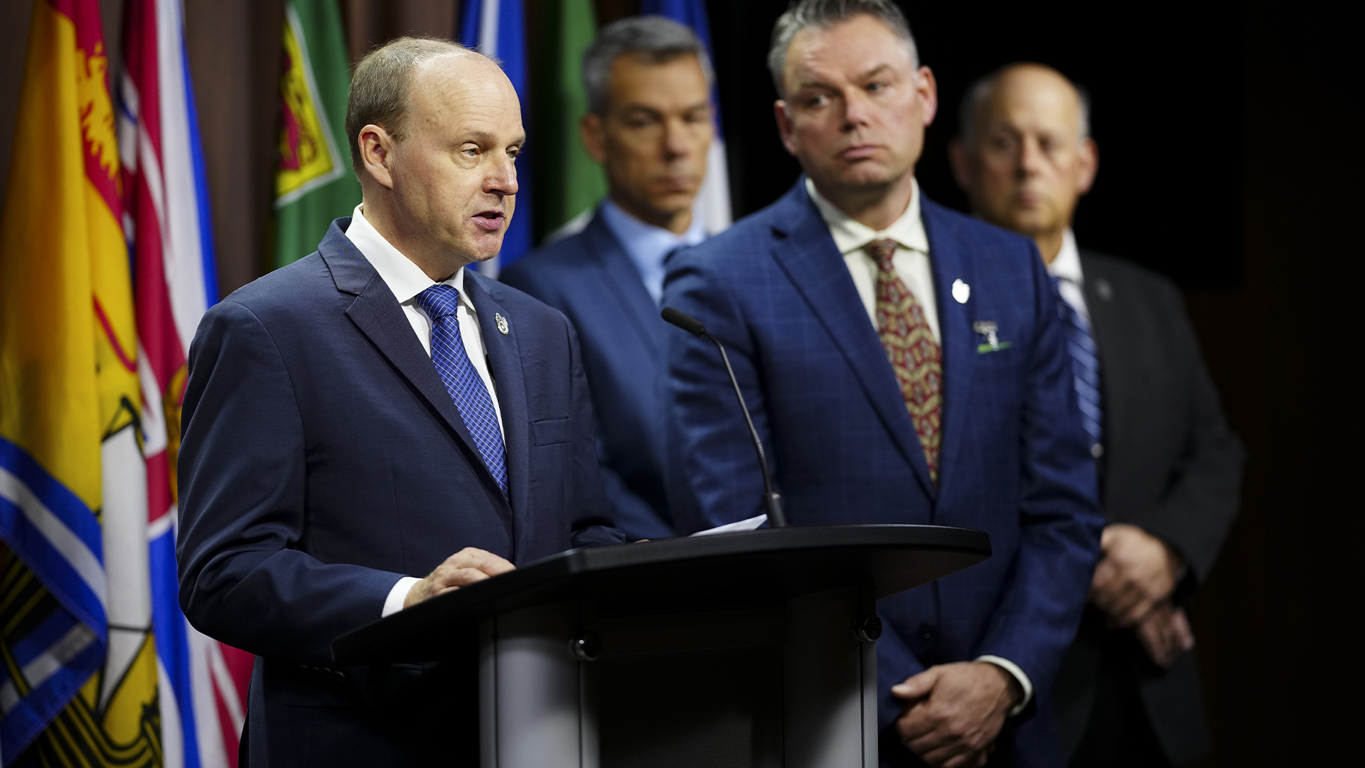 Paul Boucher, président de la Conférence ferroviaire de Teamsters Canada (CFTC), prend la parole lors d'une conférence de presse pour annoncer les résultats des votes de grève au Canadien National (CN) et au Canadien Pacifique Kansas City (CPKC) sur la Colline du Parlement à Ottawa, le mercredi 1er mai 2024. Il est accompagné de collègues teamsters. 