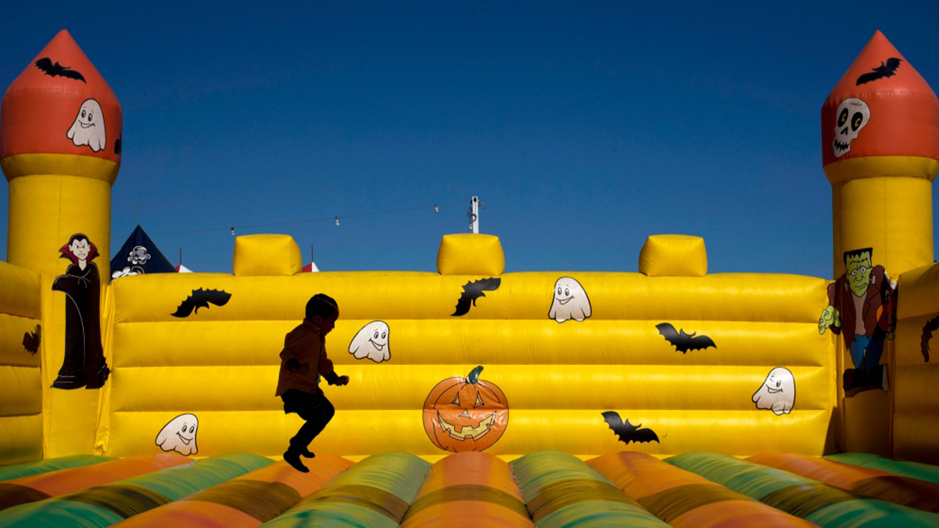 Un garçon joue dans la maison gonflable d'un champ de citrouilles le 9 octobre 2018 à Seal Beach, en Californie.