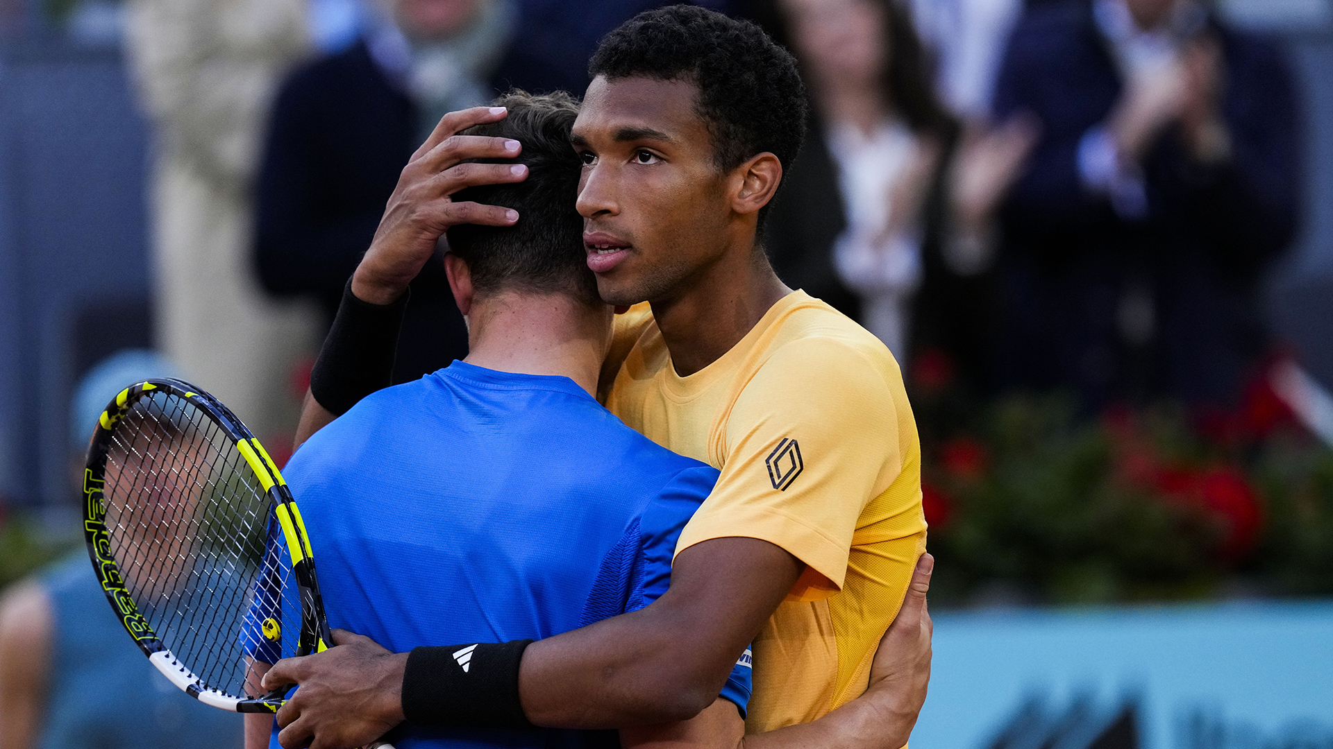 Le tennisman québécois Félix Auger-Aliassime (à droite) enlace son adversaire Jiri Lehechka après le forfait de ce dernier dans leur match de demi-finales du Masters de Madrid, le 3 mai 2024 en Espagne.