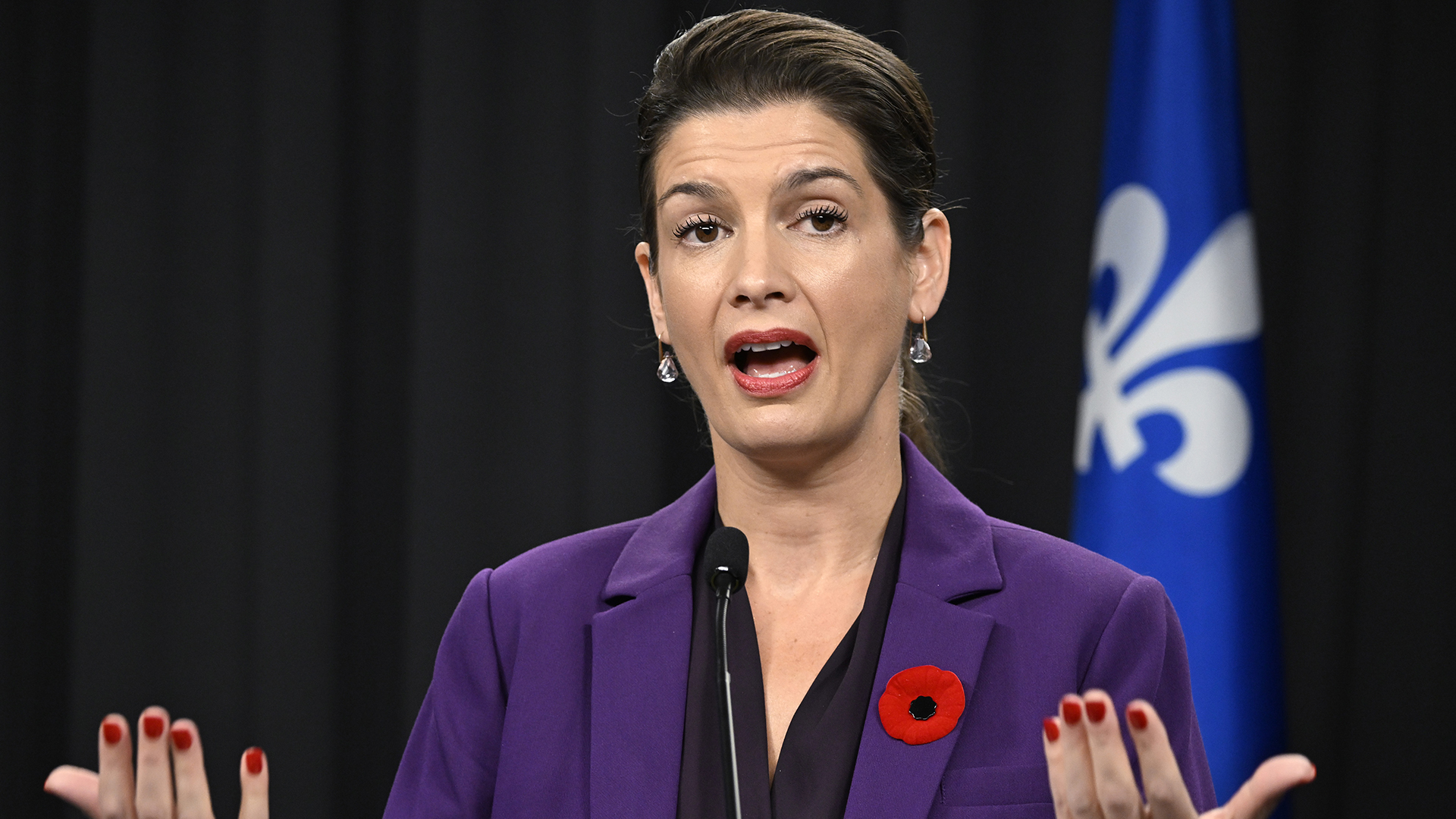 Geneviève Guilbault, ministre des Transports, en conférence de presse à Québec en novembre 2023.