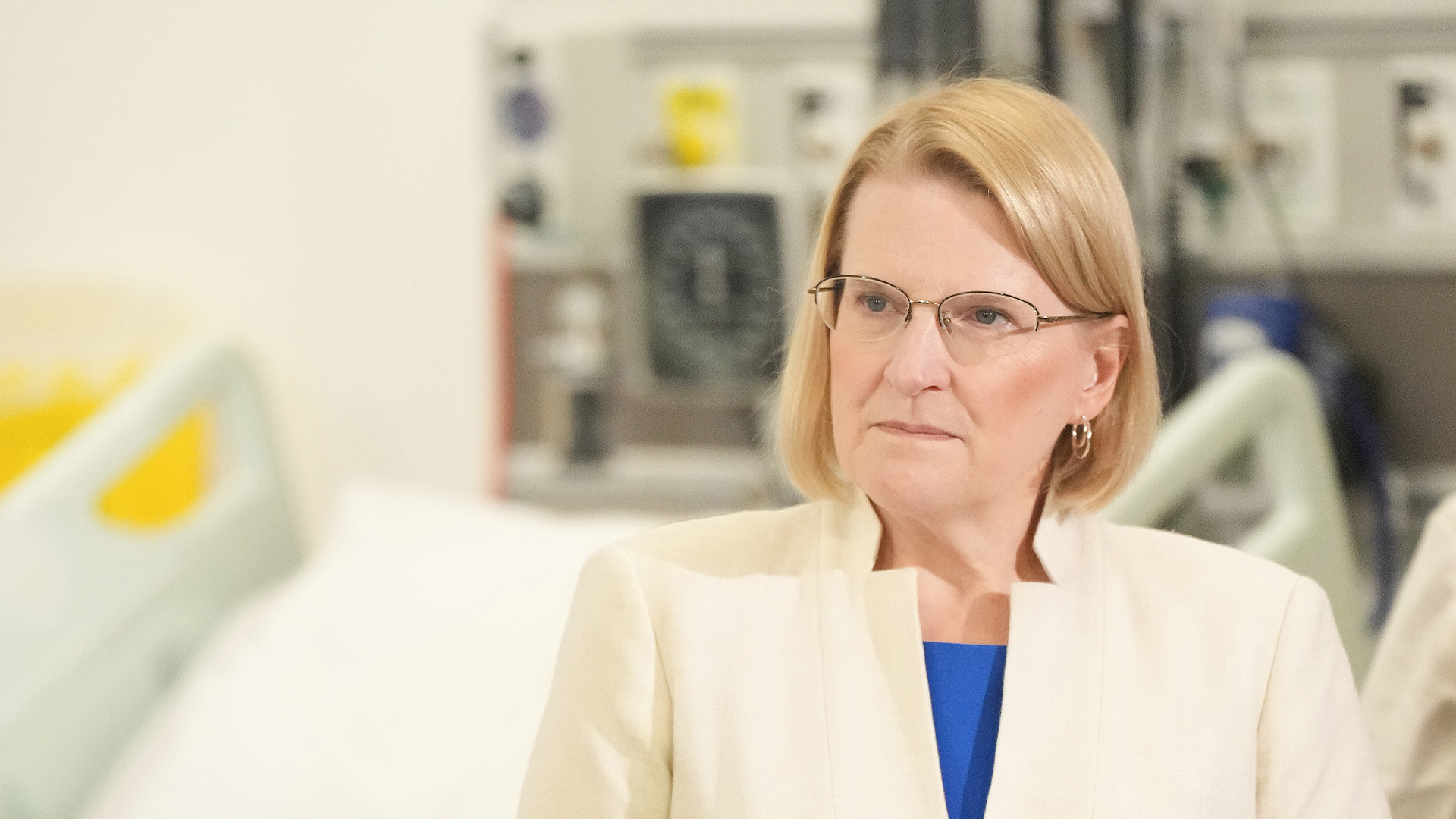 La ministre ontarienne de la Santé, Sylvia Jones, se tient à côté d'un lit d'hôpital alors qu'elle assiste à une annonce au Seneca College, à King City, en Ontario, le vendredi 9 février 2024.