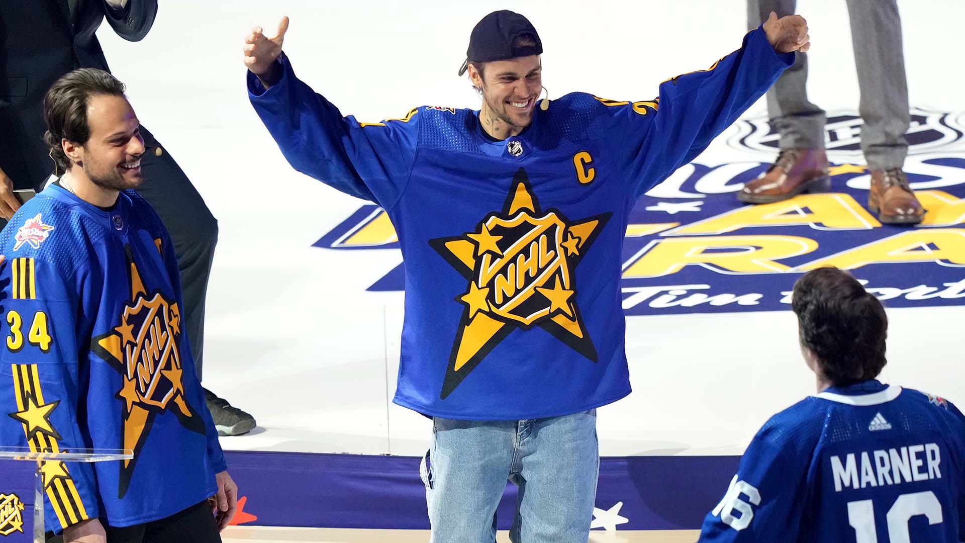 Justin Bieber (au centre) au match des étoiles de la LNH à Toronto en février 2024.