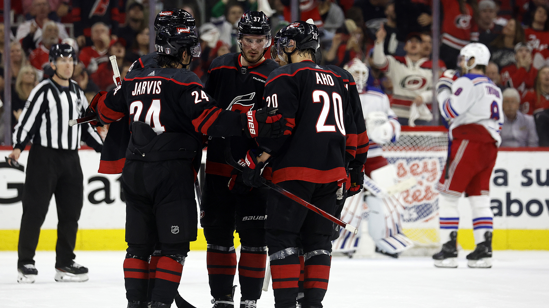 Des joueurs des Hurricanes célèbrent un but marqué dans un match des séries de la LNH contre les Rangers de New York en Caroline, le 11 mai 2024.