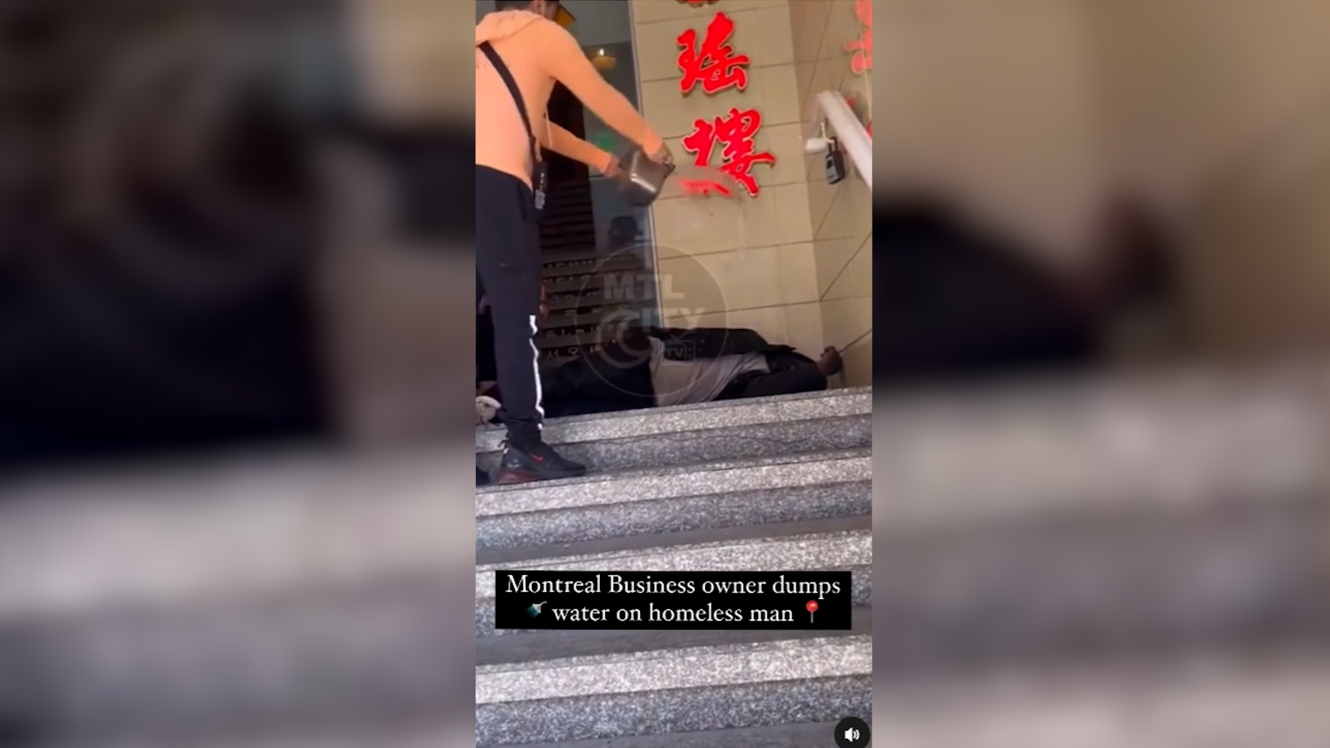 Capture d'écran d'une vidéo publiée sur Instagram dans laquelle on voit un homme arroser un individu couché à l'endroit d'un commerce pour le réveiller et le faire partir.