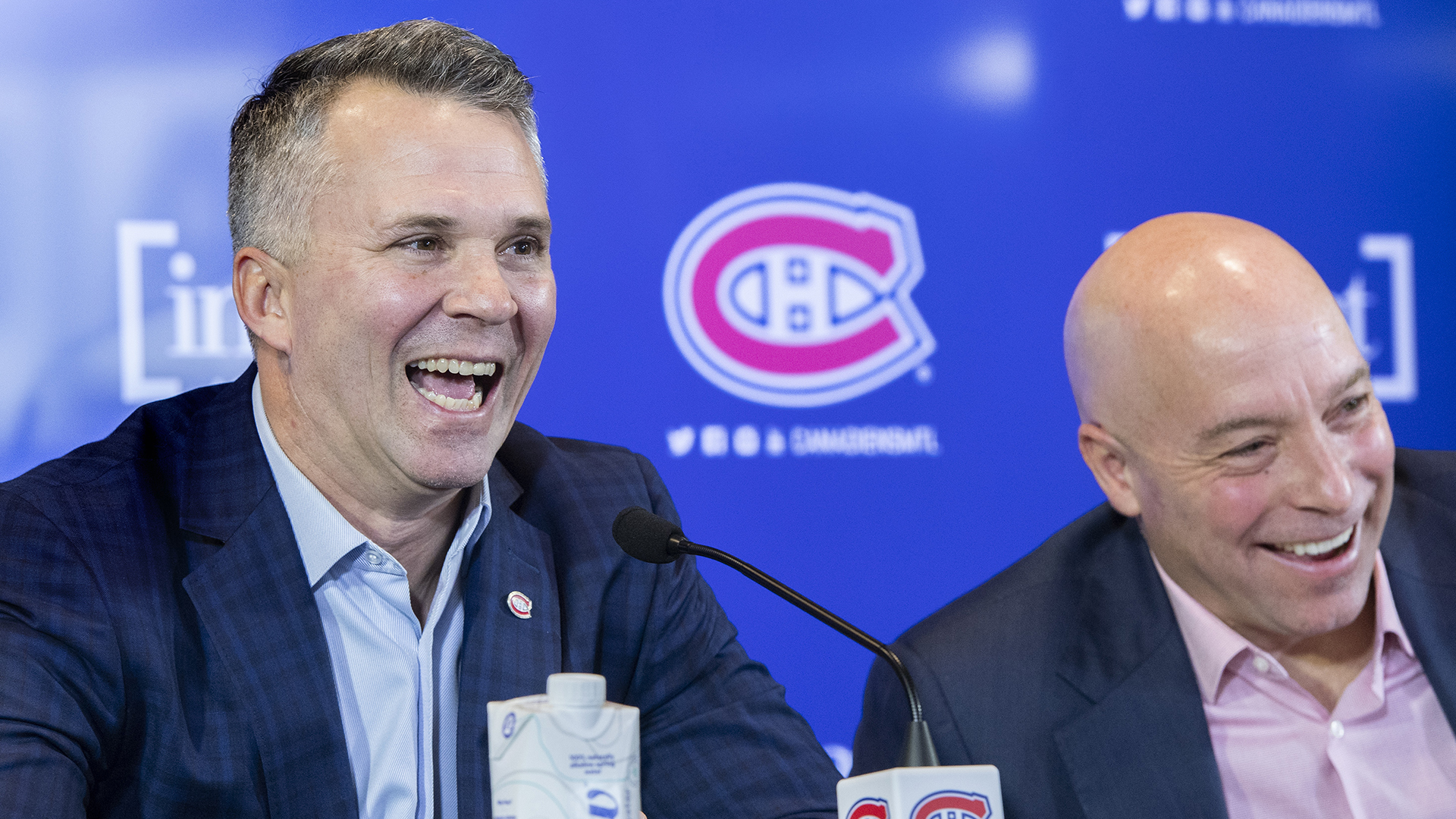 Martin St-Louis (à gauche), entraîneur-chef des Canadiens, en conférence de presse avec le DG Kent Hughes lors de sa nomination intérimaire à Montréal en février 2022.