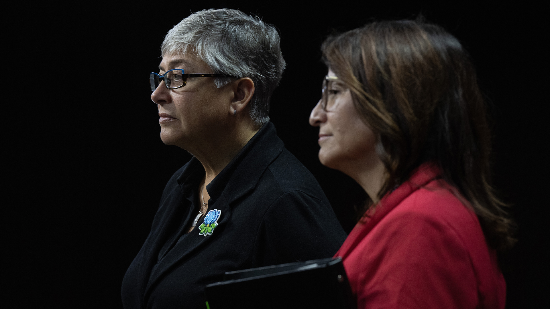 Margaret Froh, présidente de la Nation métisse de l'Ontario, à gauche, et Andrea Sandmaier, présidente de la Nation métisse de l'Alberta, lors d'une conférence de presse le 25 octobre 2023.