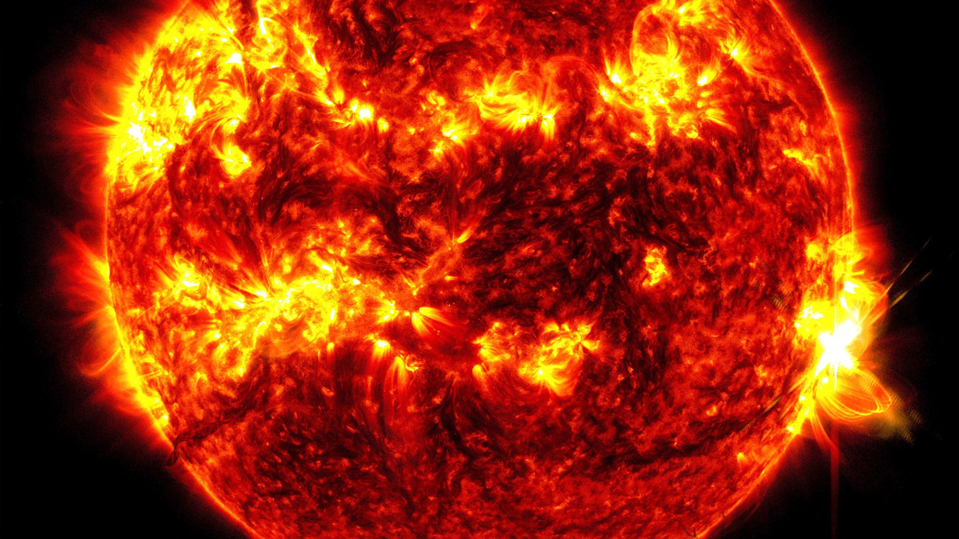 Cette image fournie par l'Observatoire de la dynamique solaire de la NASA montre une éruption solaire, l'éclair lumineux à droite, le mardi 14 mai 2024. Le soleil a produit mardi sa plus grande éruption depuis près de dix ans, quelques jours seulement après qu'une violente tempête solaire a frappé la Terre et créé des aurores boréales éblouissantes dans des endroits inhabituels. 