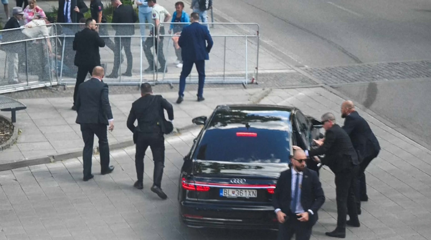 Des agents de sécurité interviennent après la tentative présumée d'assassinat du premier ministre de la Slovaquie, le 15 mai 2024 à Handlova.
