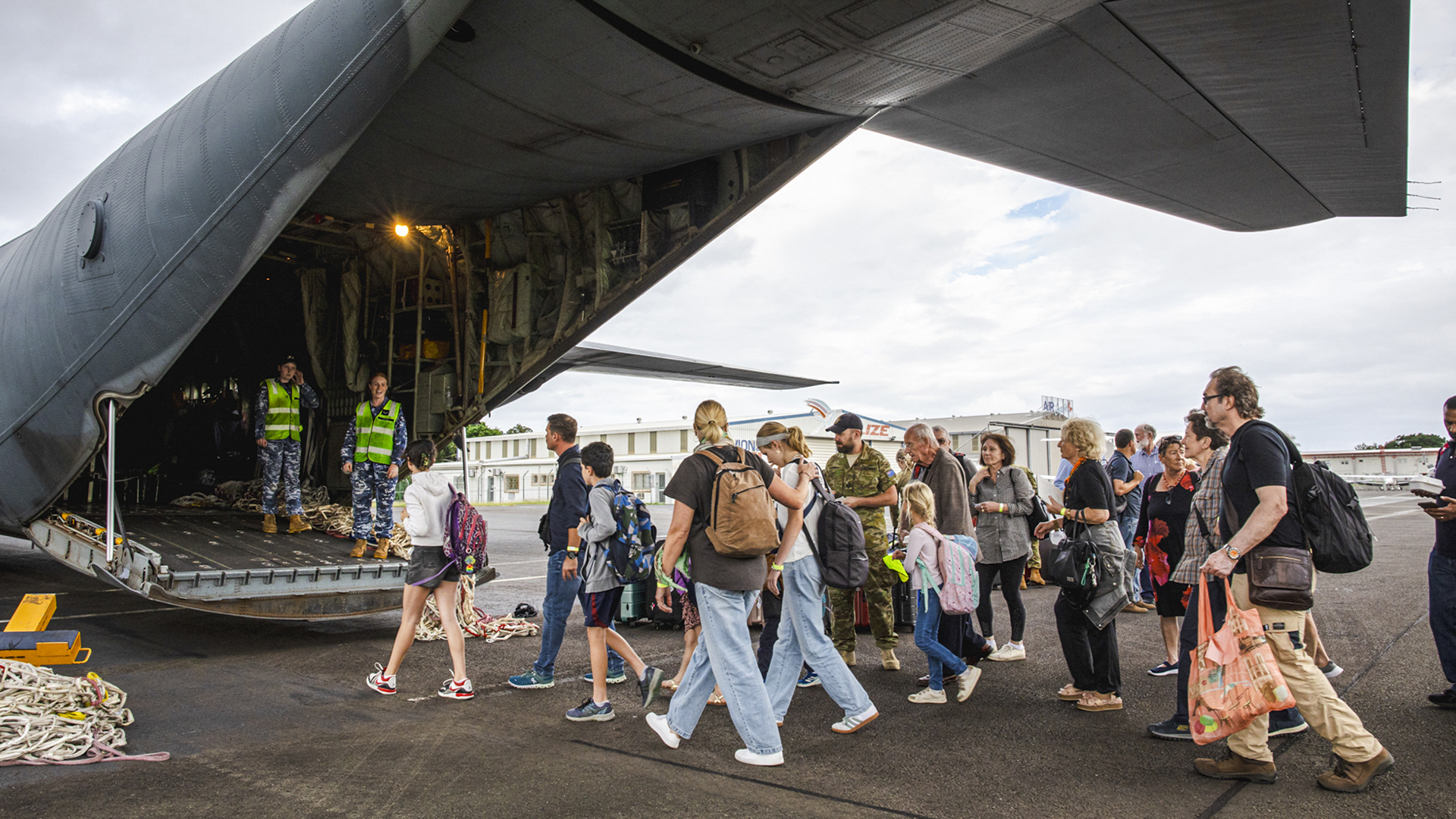 Sur cette photo fournie par le ministère australien de la Défense, des touristes australiens et autres montent à bord d'un Hercules de l'armée de l'air australienne à l'aéroport de Magenta à Nouméa, en Nouvelle-Calédonie, le 21 mai 2024.