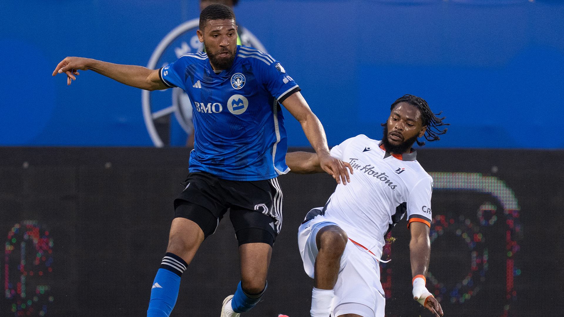 L'attaquant du Forge FC Beni Badibanga (à droite) et le défenseur du FC Montréal George Campbell (24) s'affrontent pendant la première demie des quarts de finale du Championnat canadien de soccer à Montréal, le mercredi 22 mai 2024. 