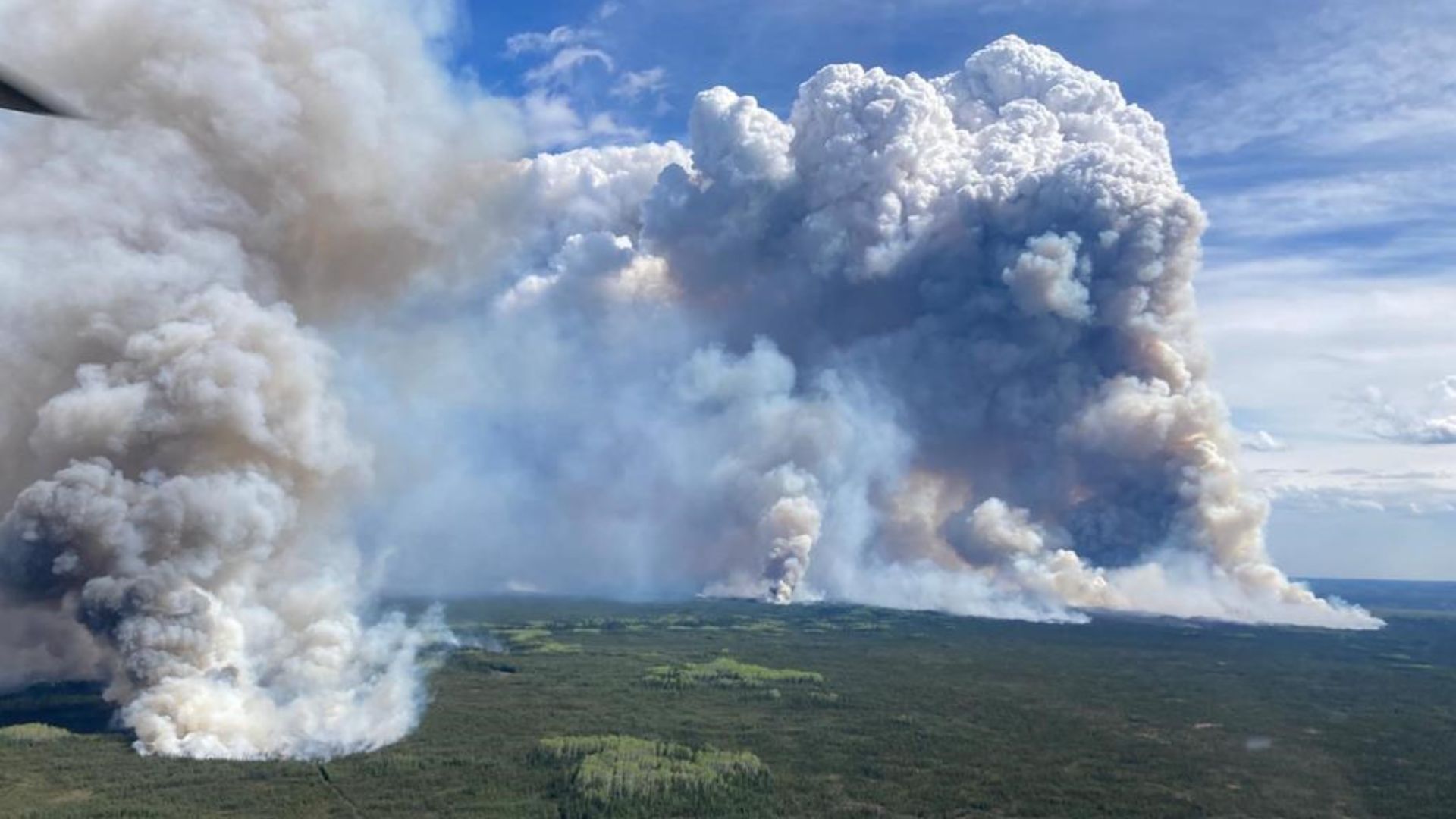 Environ 4700 résidents ont été évacués de Fort Nelson depuis le 10 mai, lorsque des vents violents ont poussé l'incendie de Parker Lake à quelques kilomètres de la ville.