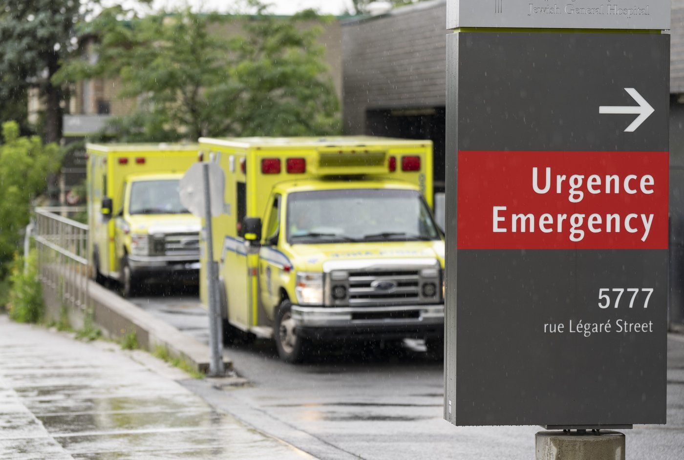 Un panneau d'urgence est visible à l'extérieur d'un hôpital à Montréal, le lundi 10 juillet 2023. 