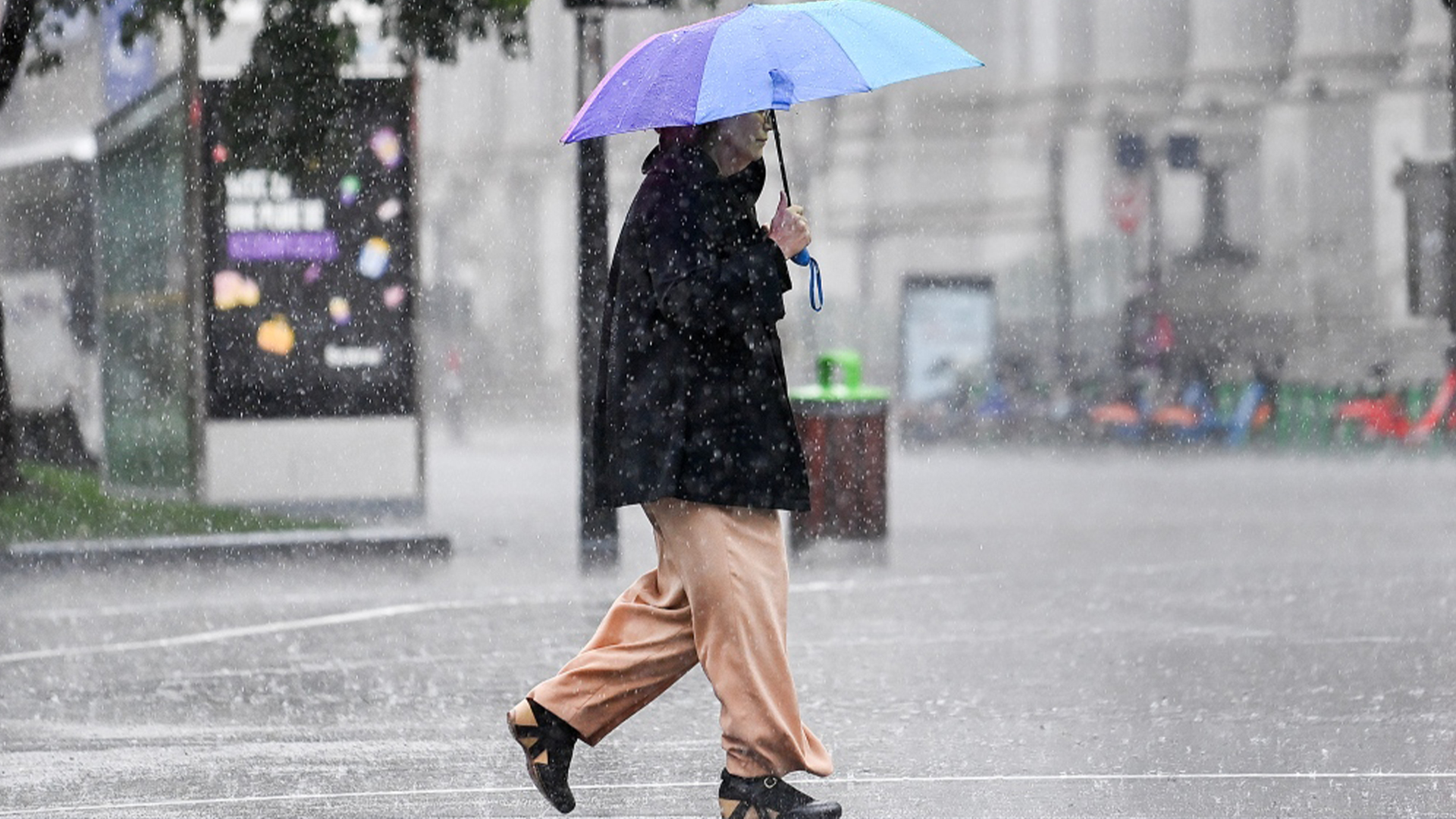 Une personne marche dans une rue sous une forte pluie à Montréal, le samedi 7 octobre 2023.