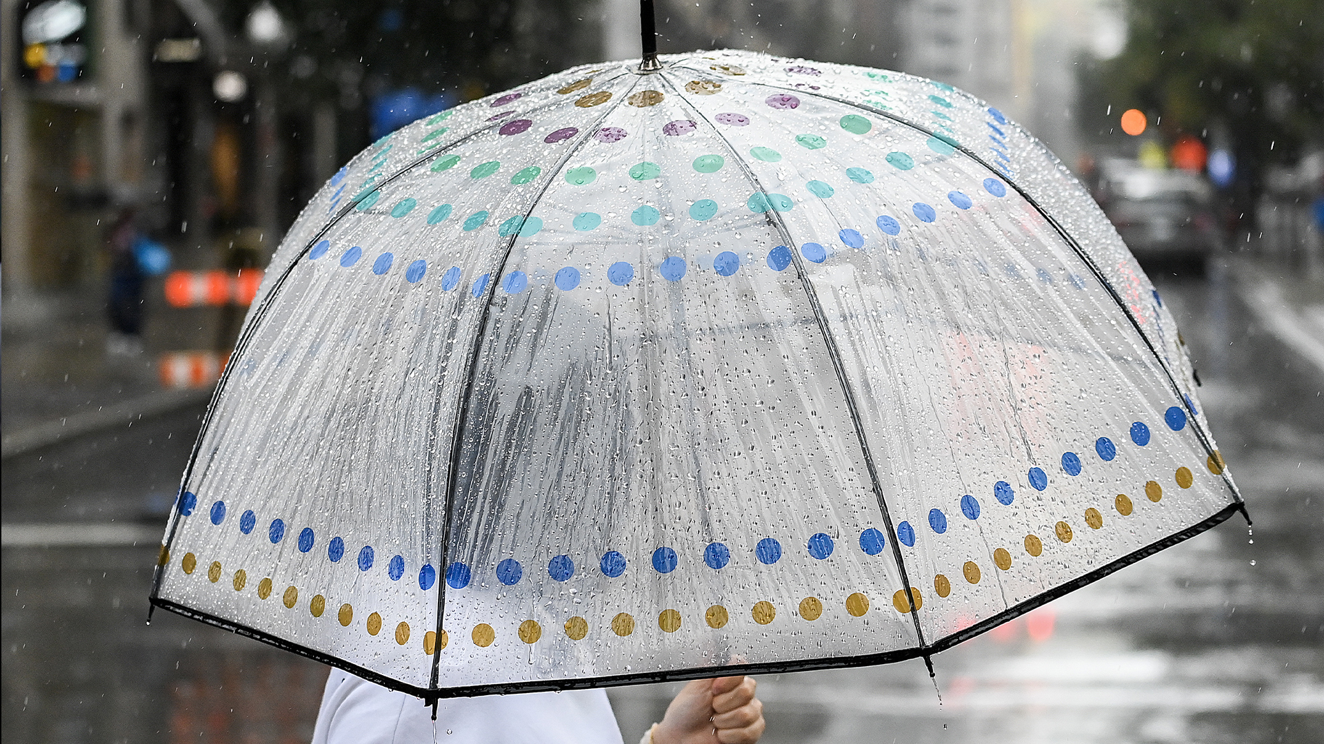 Une personne tient un parapluie pendant une forte pluie à Montréal, le 7 octobre 2023. 