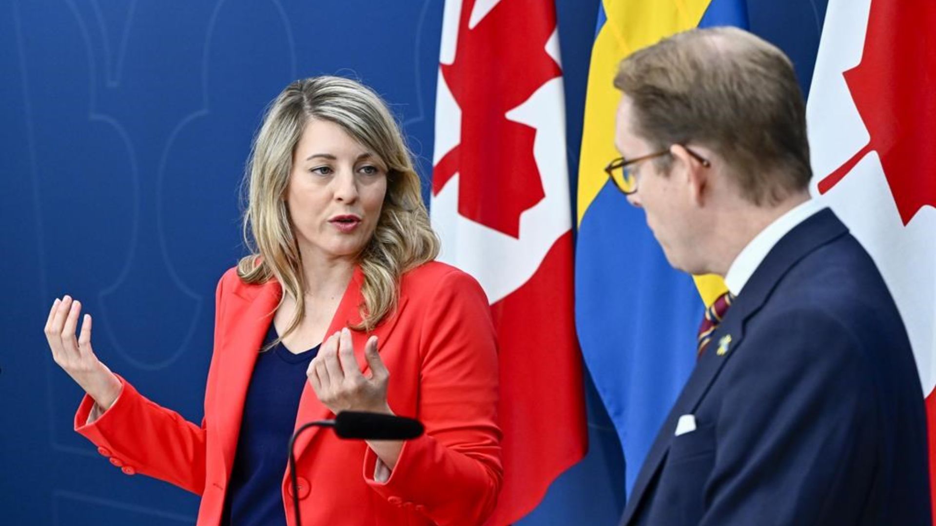 Mélanie Joly a affirmé que le Canada est «avant-gardiste sur cette question», au milieu d'un débat sur le degré d'autonomie que devrait avoir l'Ukraine dans l'utilisation des armes données.