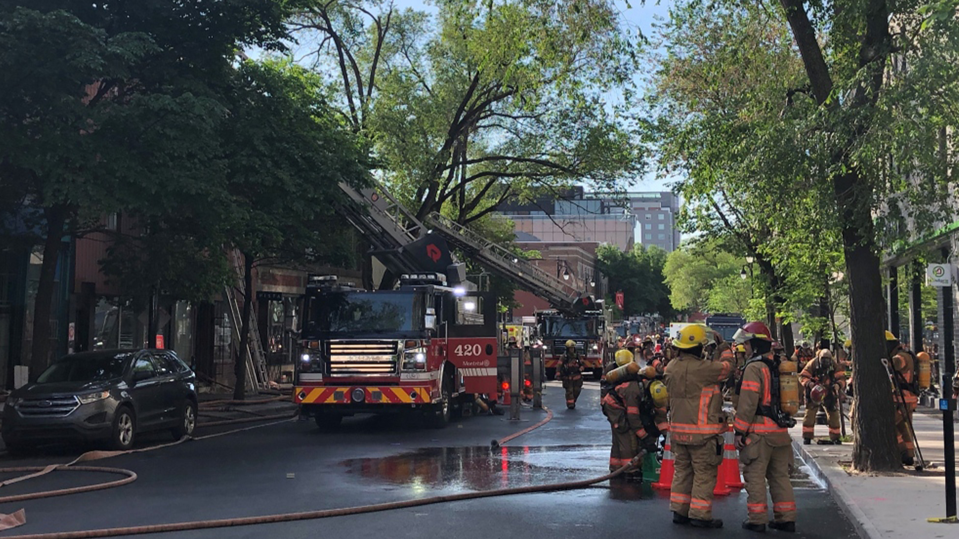 Les pompiers de Montréal luttent contre un incendie de quatre brasiers qui s'est déclaré dans un immeuble de trois étages près du métro Saint-Laurent le vendredi 31 mai 2024. 