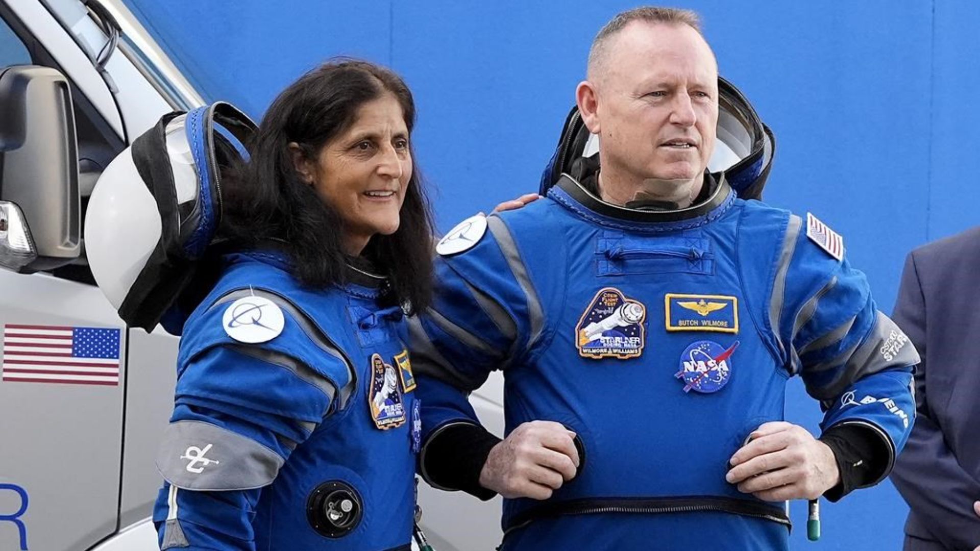 Les astronautes de la NASA, Suni Williams et Butch Wilmore parlent à des proches avant la tentative de lancement de la capsule Starliner de Boeing, le 1er juin 2024. 