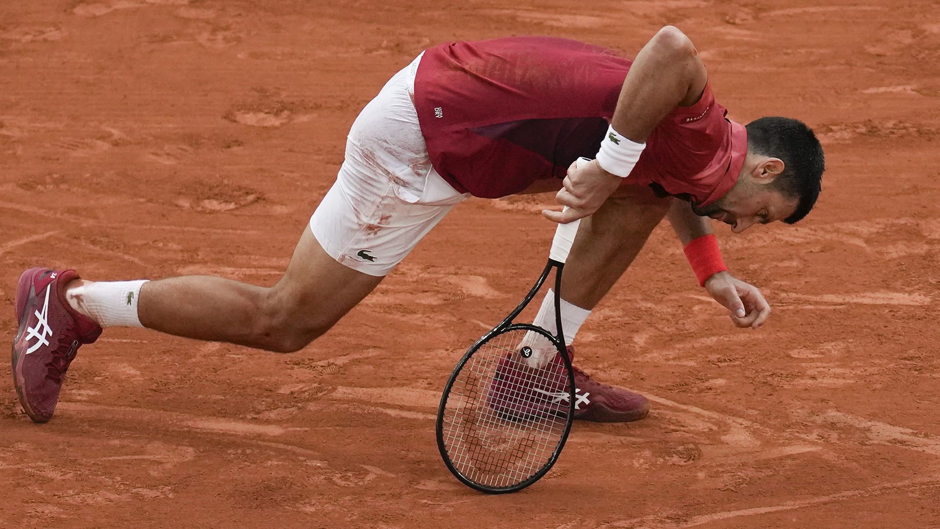 Le tennisman serbe Novak Djokovic se blesse lors de son match de quatrième tour du tournoi de Roland-Garros, le 3 juin 2024 à Paris.