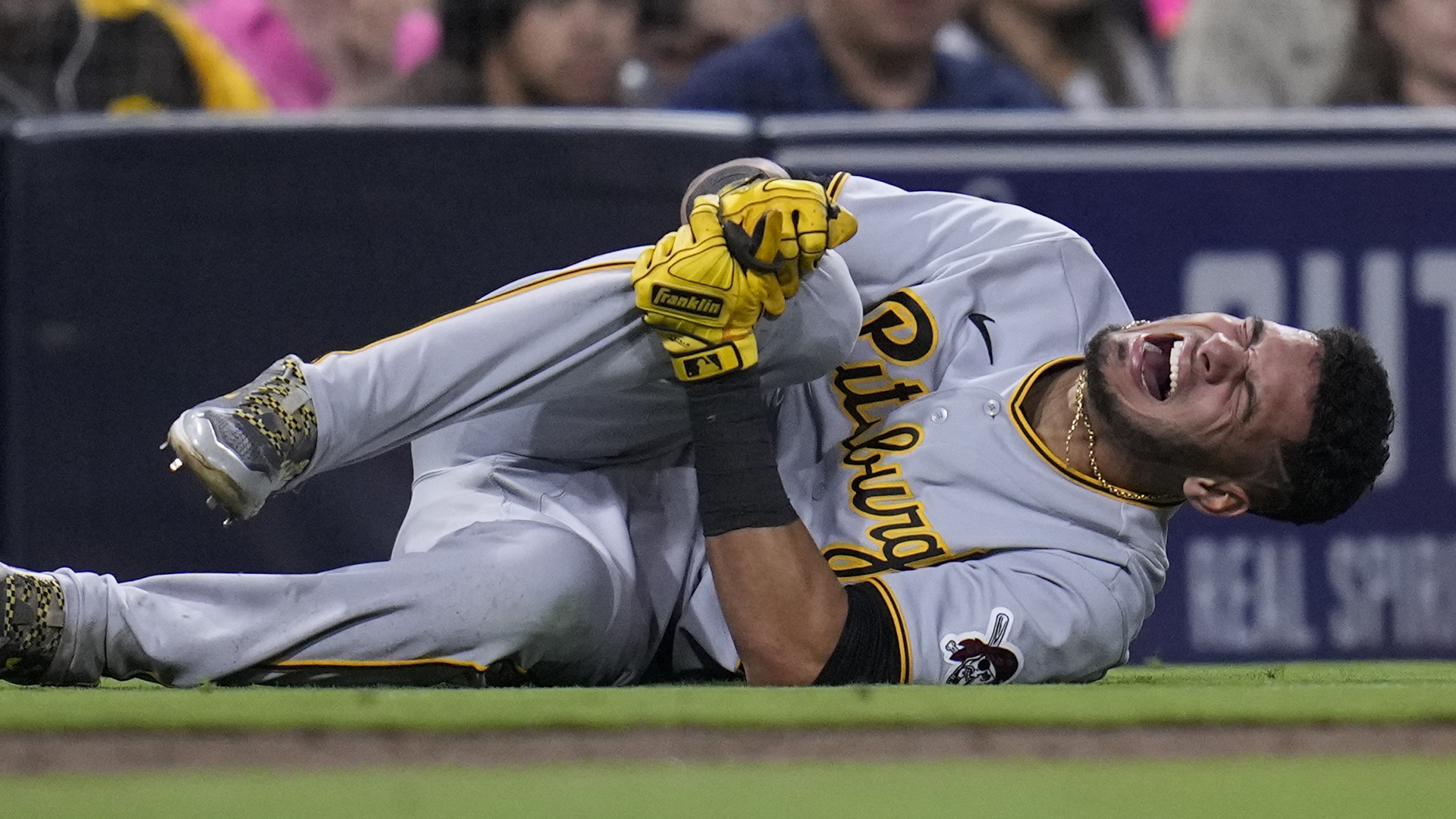 Le joueur d'avant-champ Tucupita Marcano, des Pirates de Pittsburgh, se blesse lors d'un match du baseball majeur contre les Padres à San Diego, en juillet 2023.