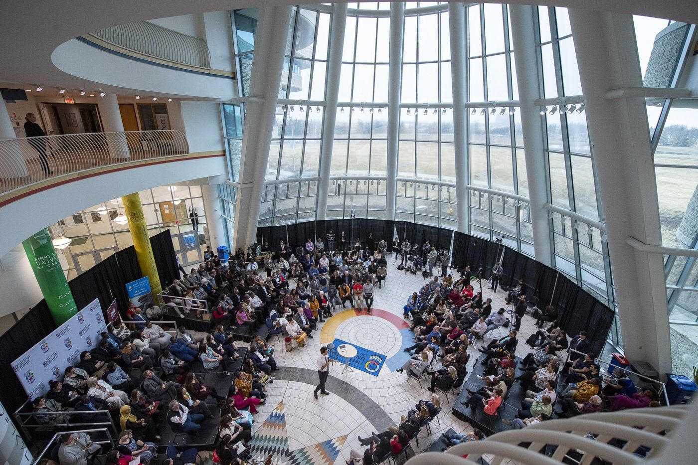 Le premier ministre Justin Trudeau lors d'une assemblée publique à l'Université des Premières Nations du Canada, à Regina, le jeudi 13 avril 2023.