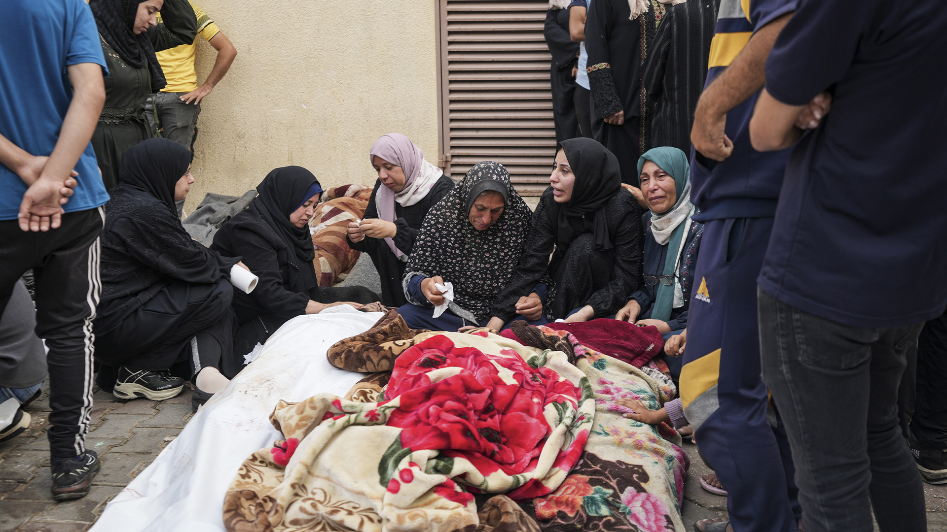 Des Palestiniens pleurent des membres de leur famille tués lors d'une frappe israélienne sur une école gérée par l'ONU dans le camp de réfugiés de Nusseirat, à l'extérieur d'un hôpital à Deir al Balah, dans la bande de Gaza, le jeudi 6 juin 2024.