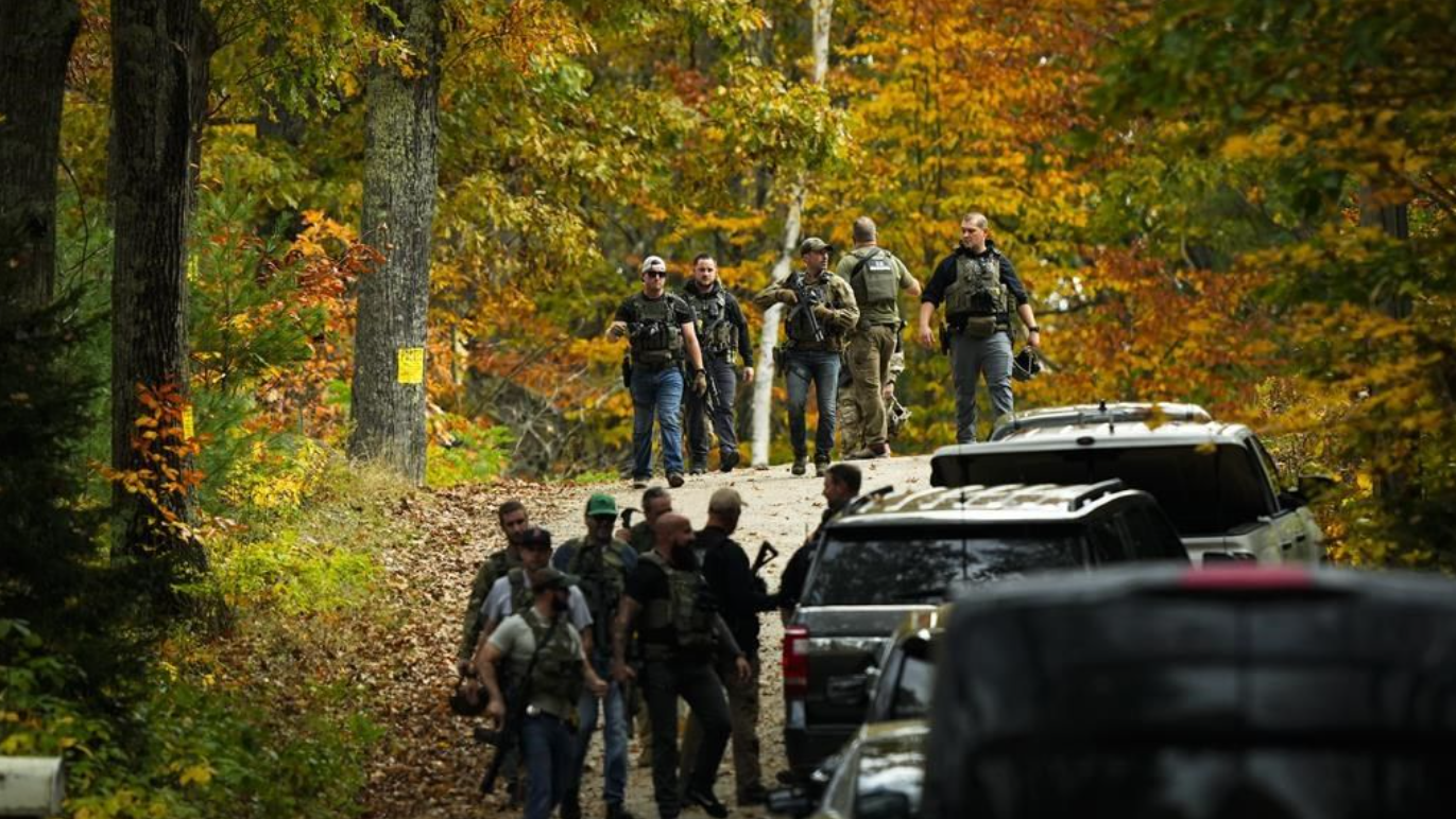 Les forces de l'ordre poursuivent une chasse à l'homme après une fusillade de masse, à Durham, Maine, vendredi 27 octobre 2023. 