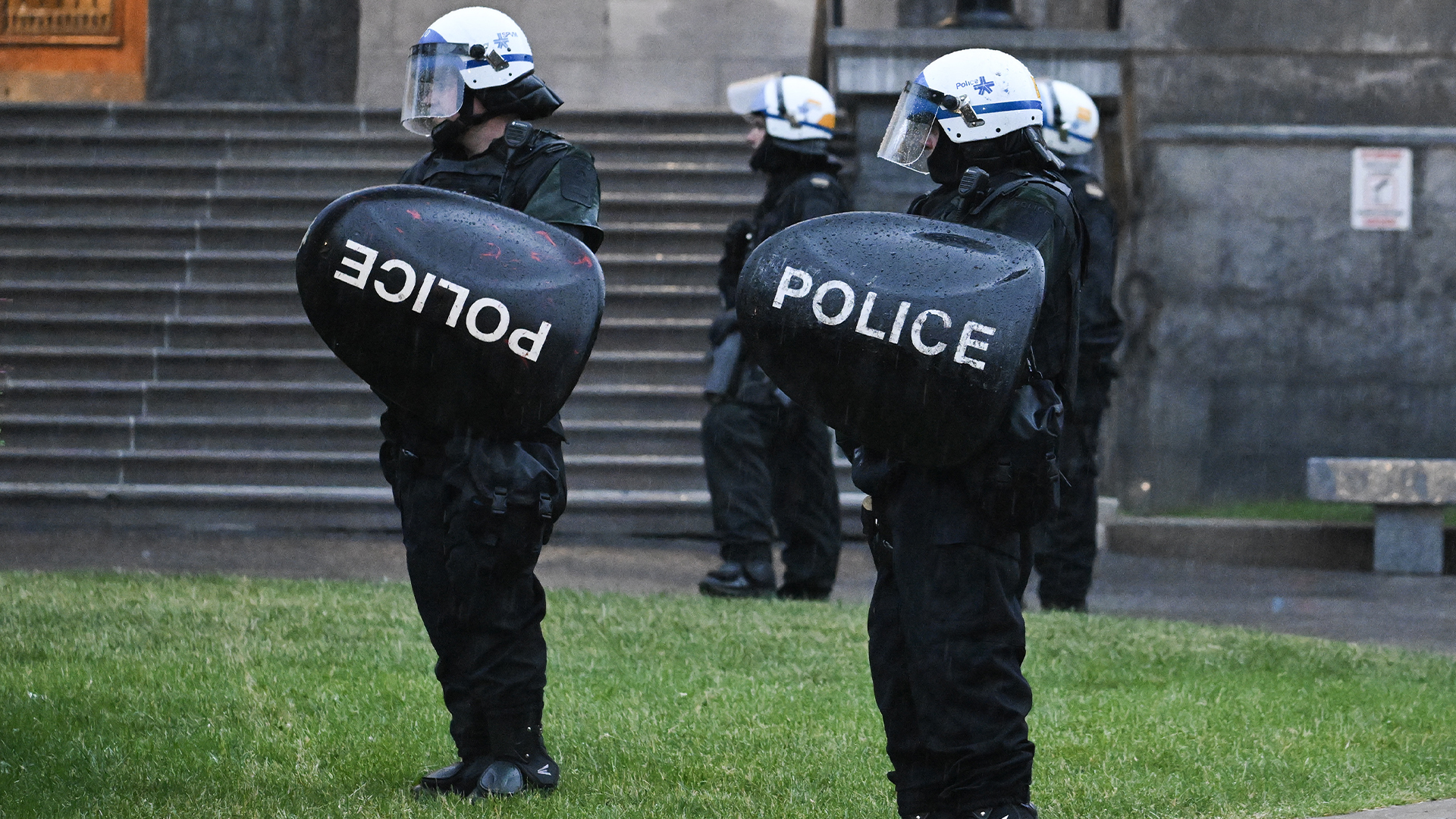 La police monte la garde sur le campus de l'Université McGill à la suite d'une manifestation pro-palestinienne à Montréal, le jeudi 6 juin 2024.