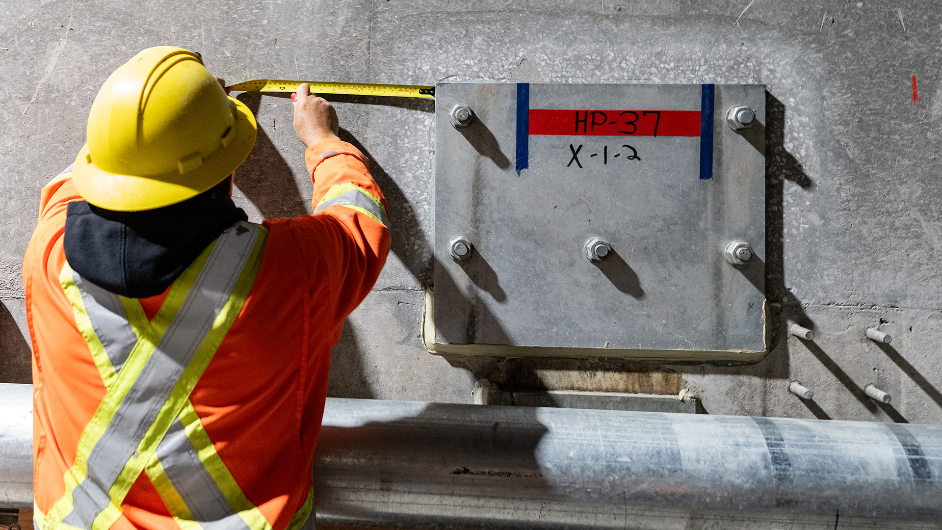 Un travailleur sur le chantier du REM à Montréal en mai 2024.