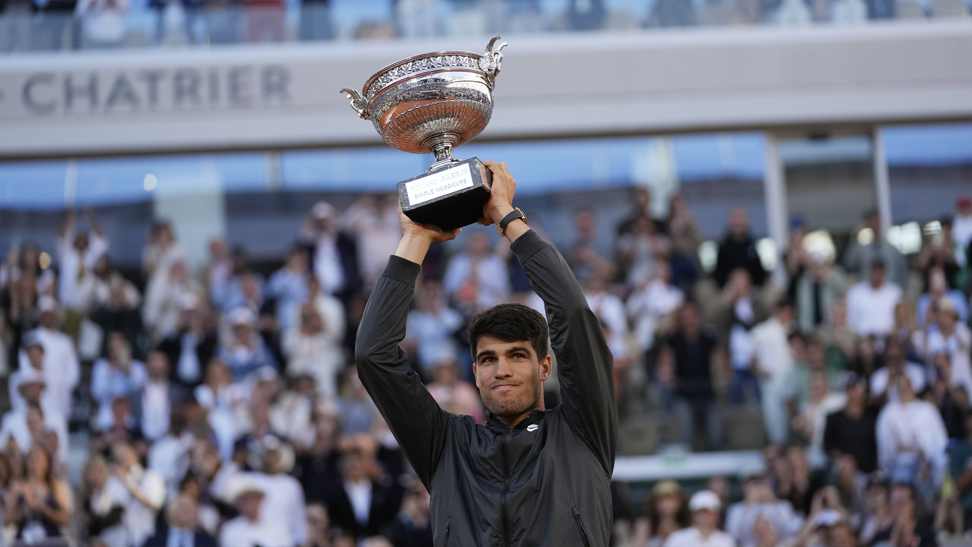 Vainqueur l'Espagnol Carlos Alcaraz célèbre avec le trophée après avoir remporté le match de la finale masculine du tournoi de tennis de Roland Garros contre l'Allemand Alexander Zverev au stade Roland Garros à Paris, le dimanche 9 juin 2024.