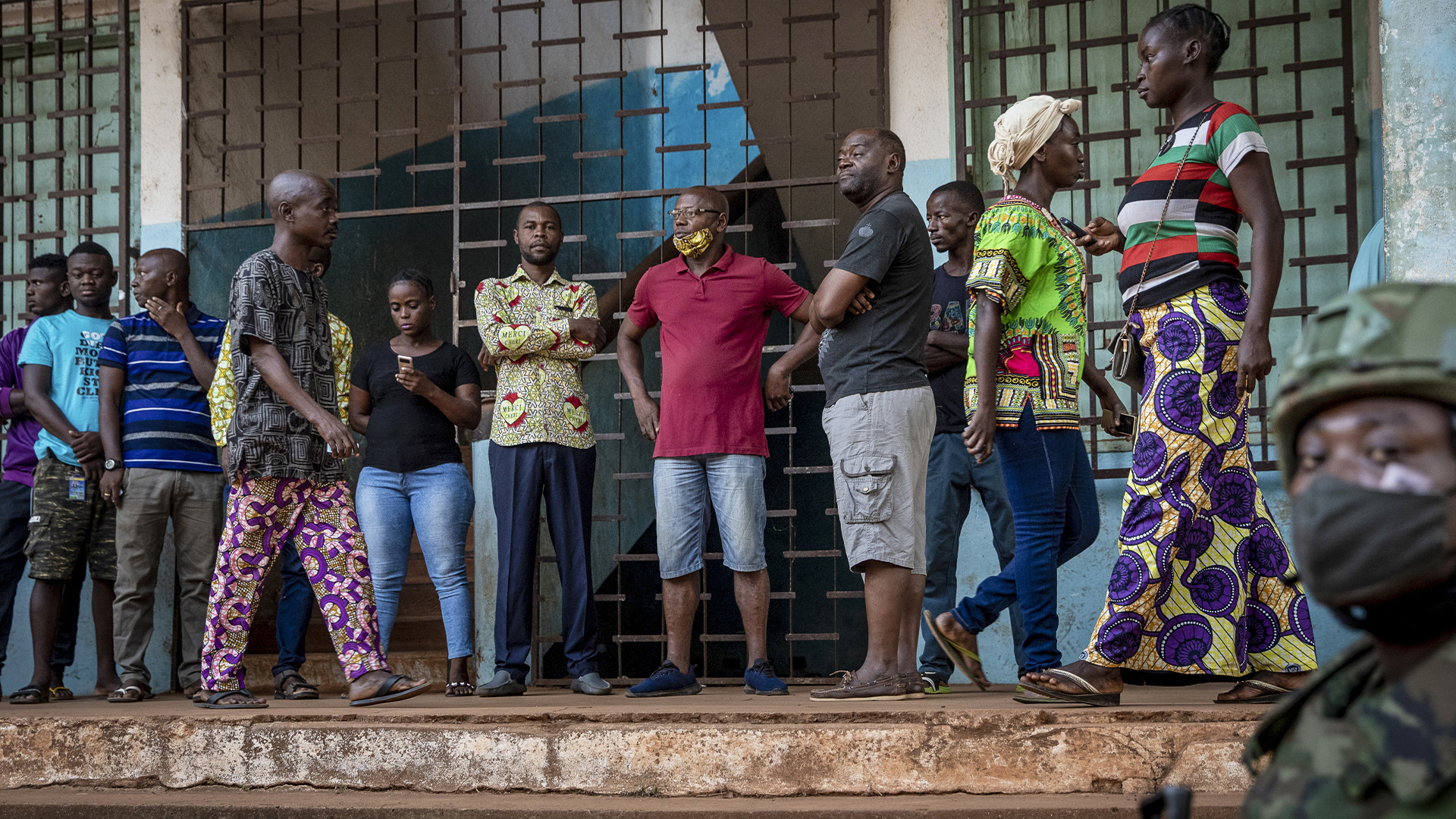 Les gens font la queue pour voter pour les élections présidentielles et législatives, au bureau de vote du Lycée Boganda dans la capitale Bangui, République centrafricaine, le 27 décembre 2020. 